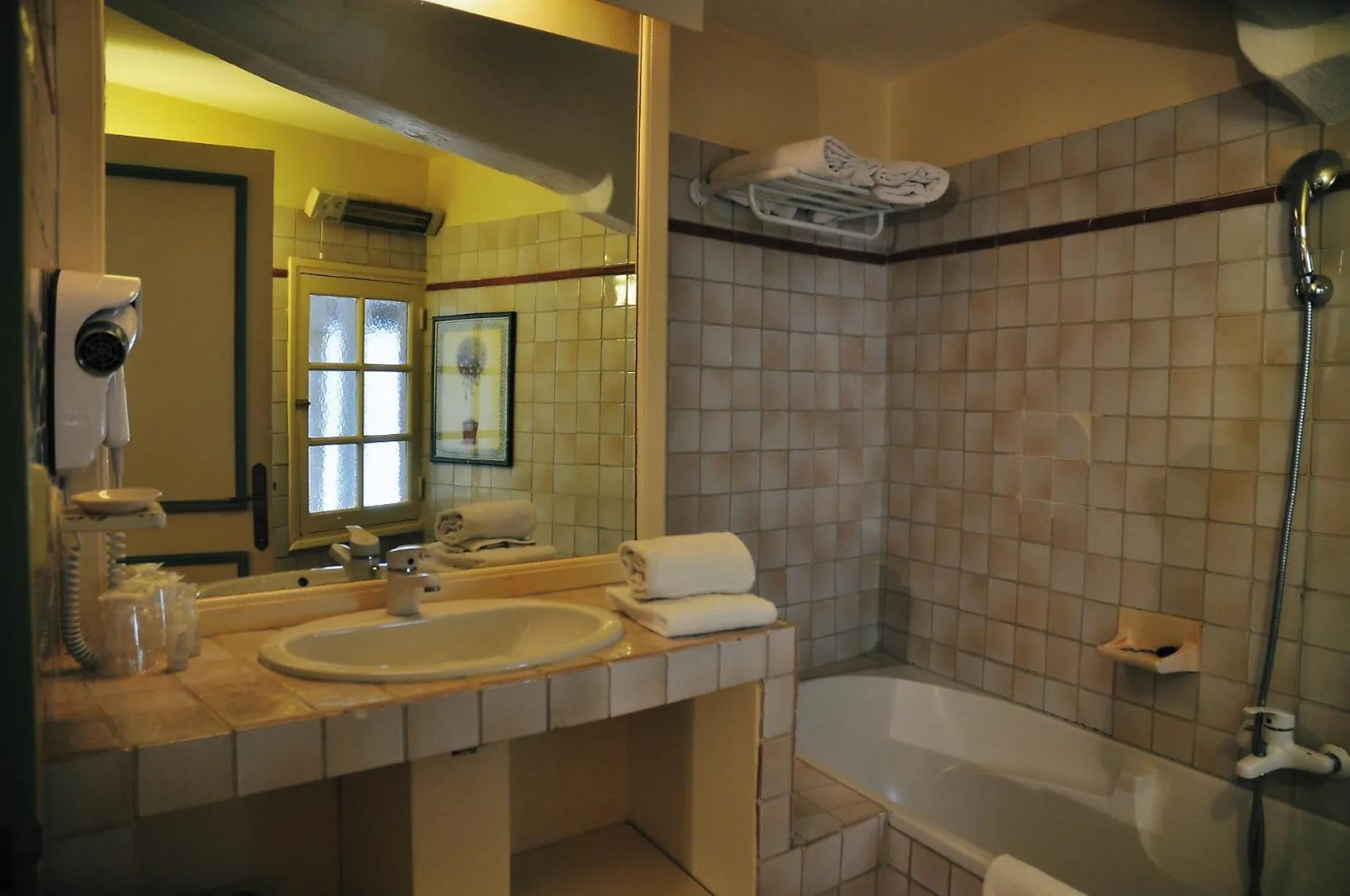 Bathroom in Hôtel du Palais des Papes