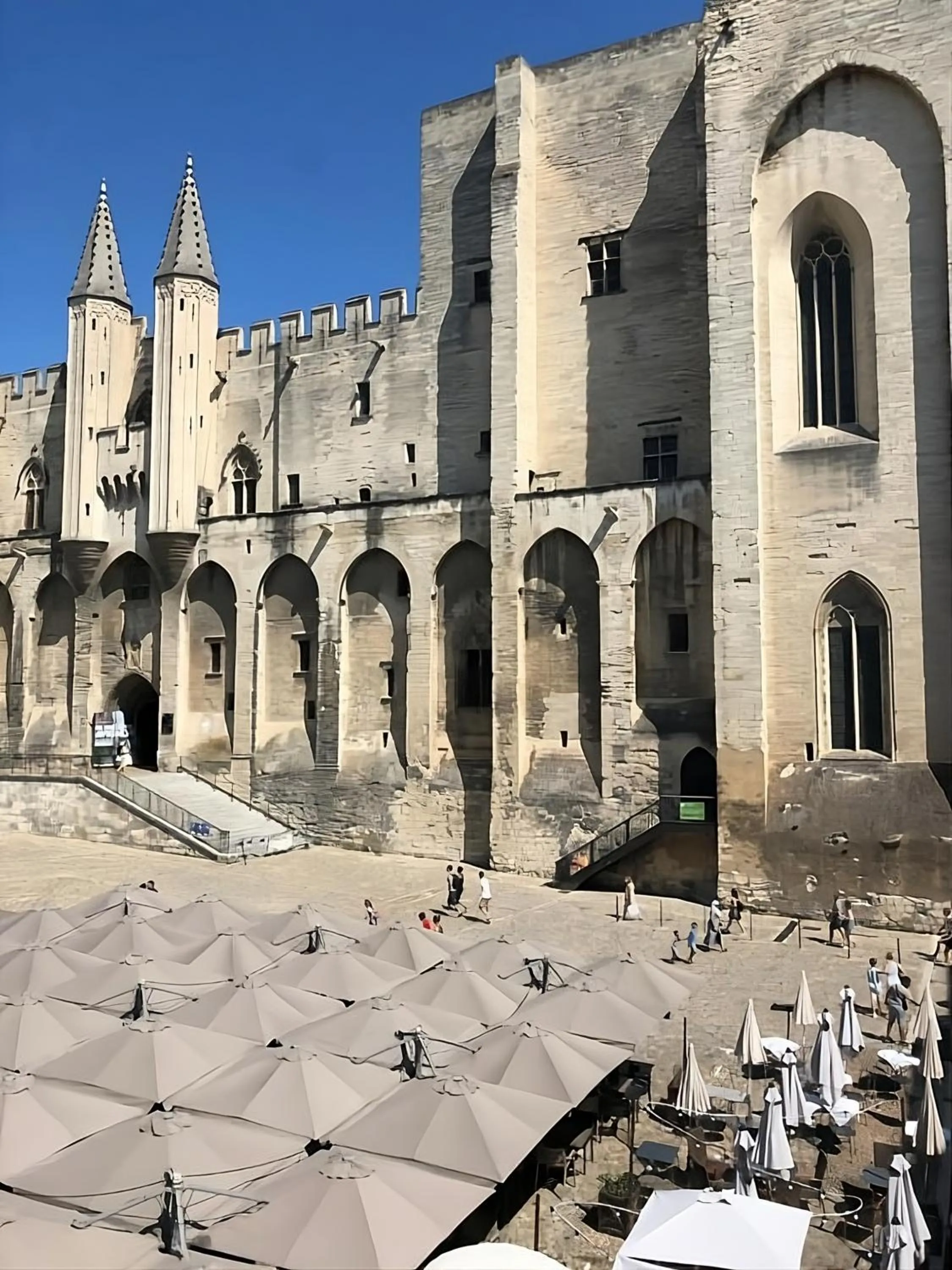 Patio in Hôtel du Palais des Papes