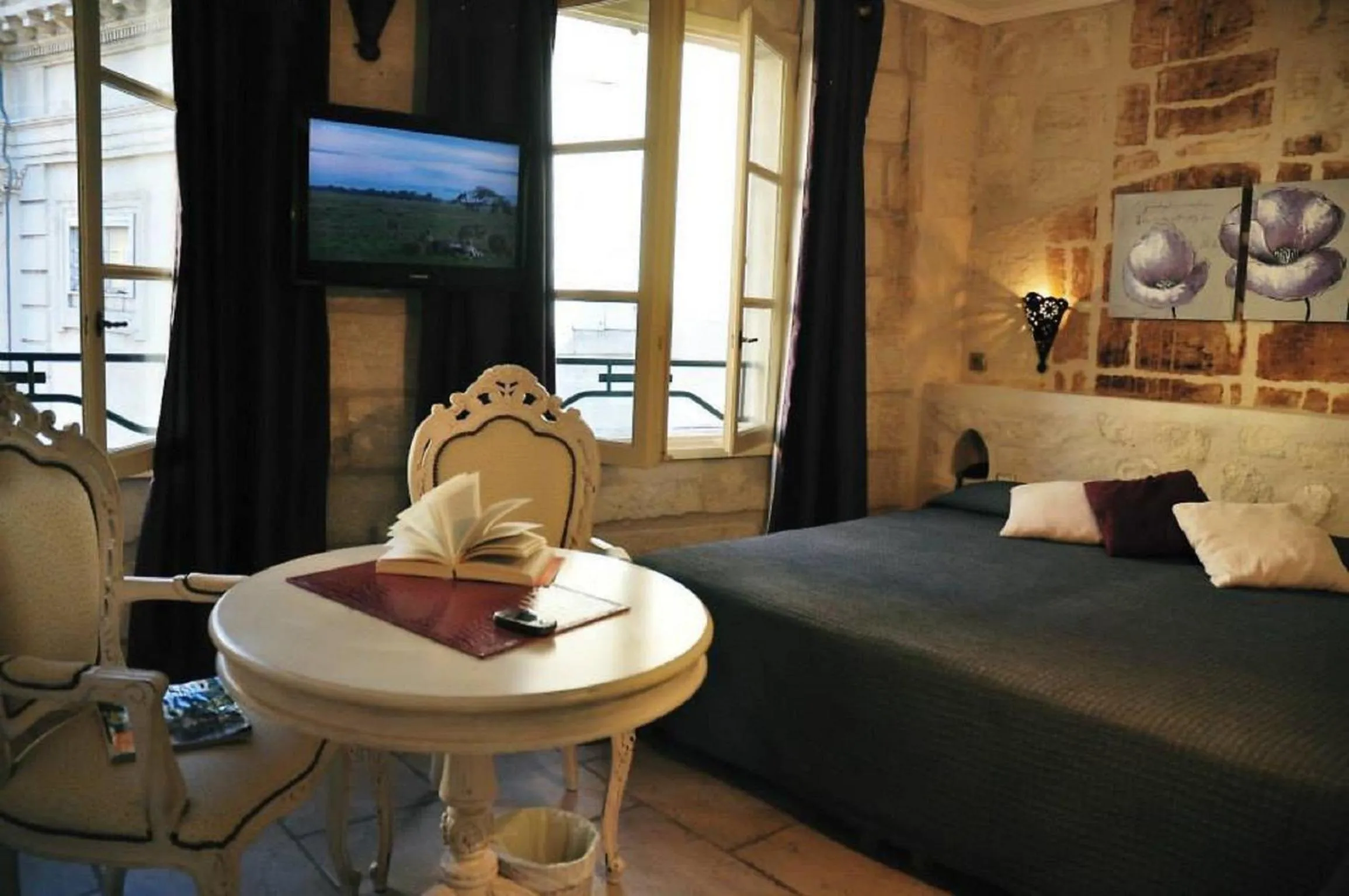 Bedroom, Bed in Hôtel du Palais des Papes