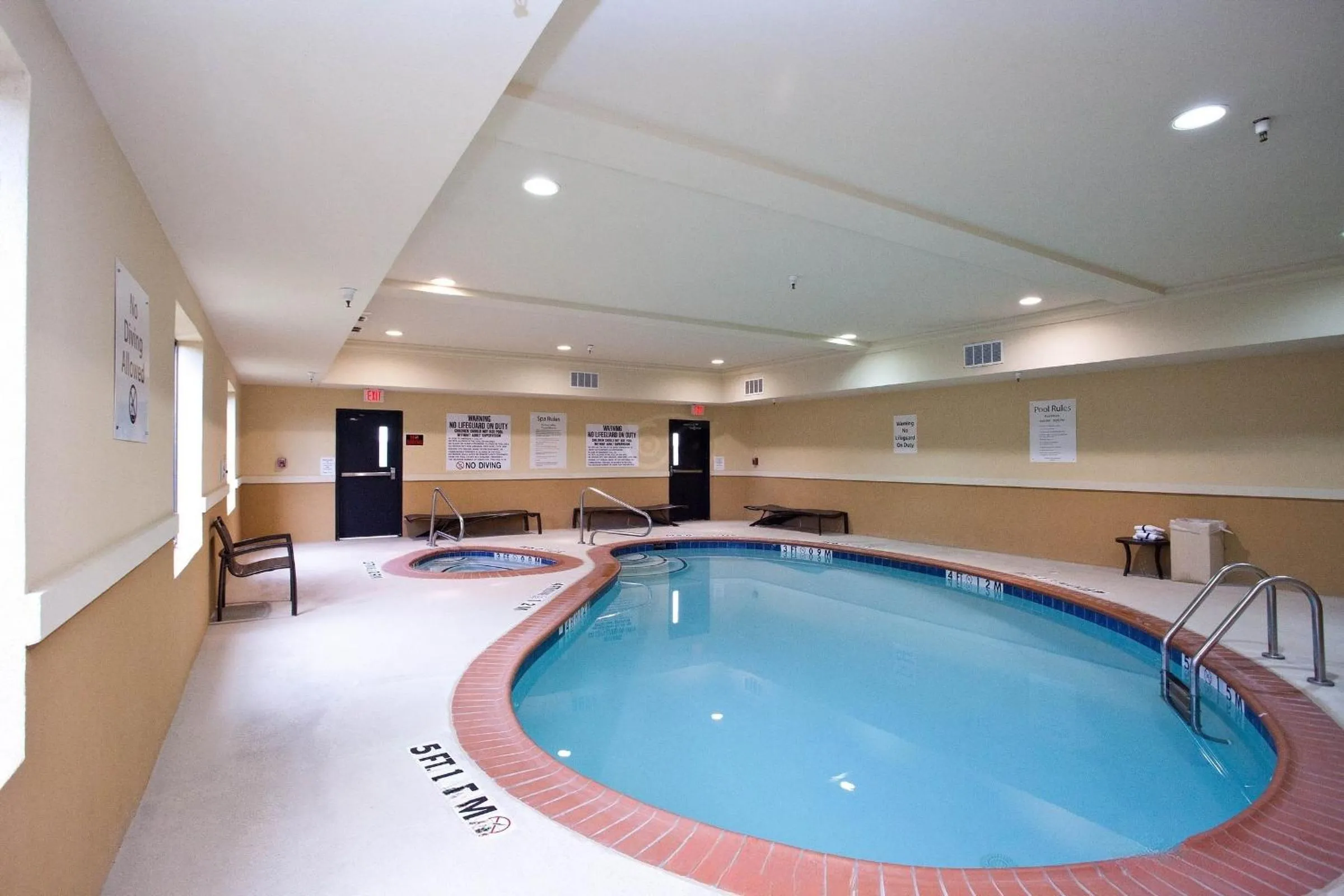 Swimming pool in Comfort Inn & Suites Dallas Medical-Market Center
