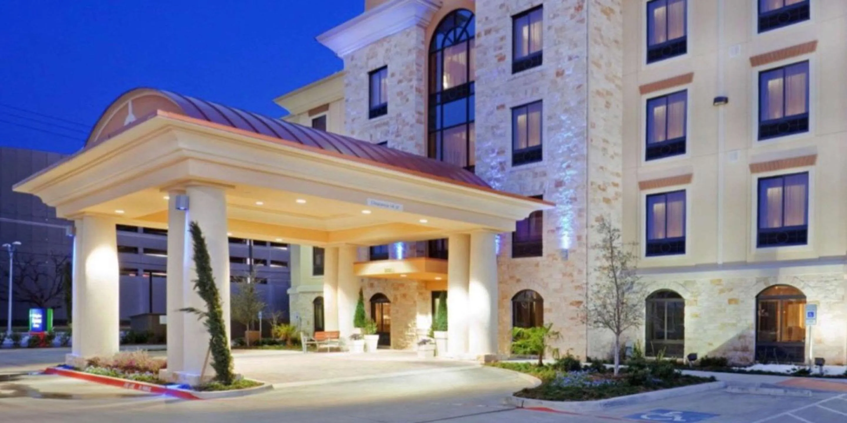 Property building in Comfort Inn & Suites Dallas Medical-Market Center