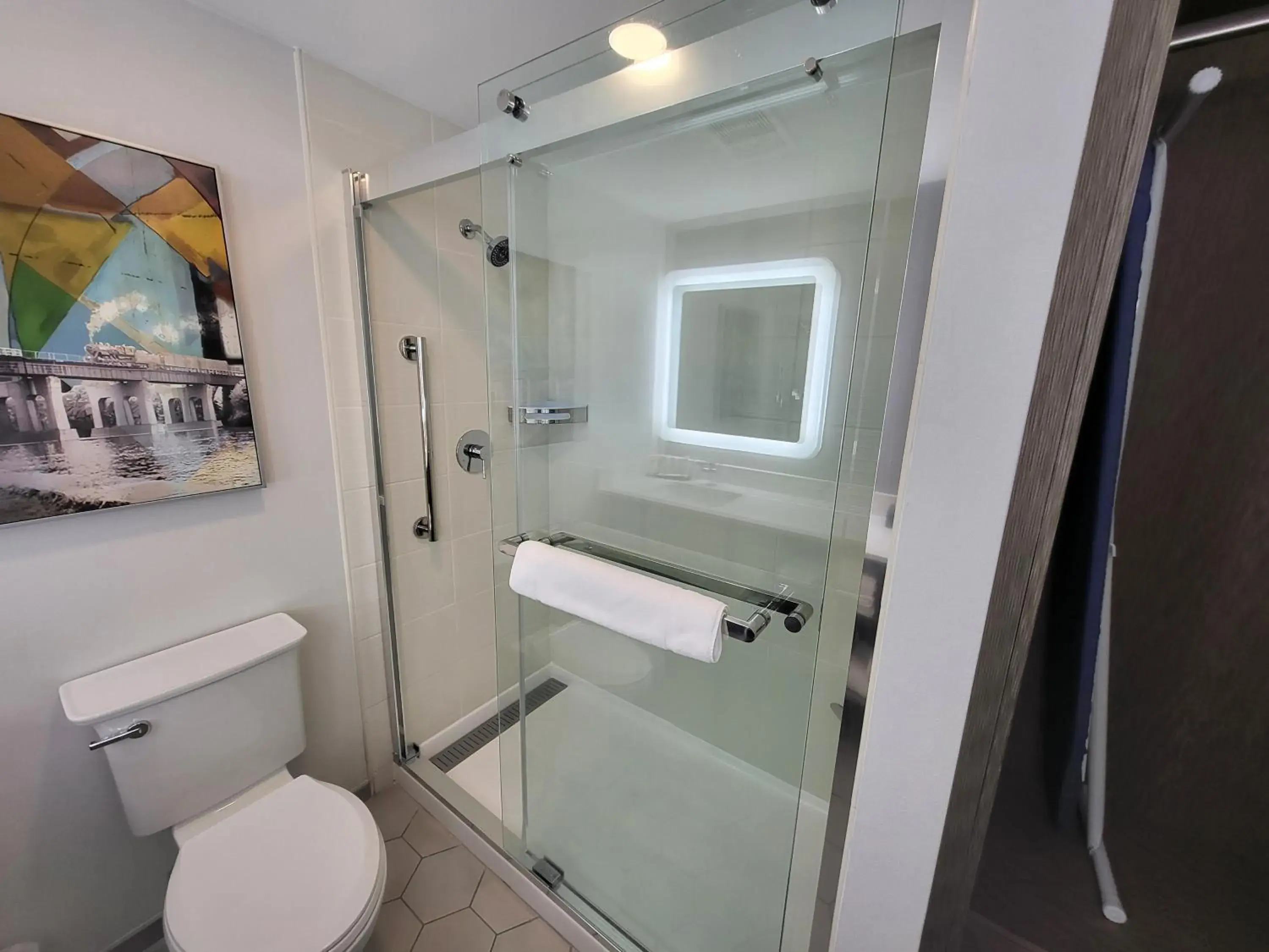 King Room with Transfer Shower - Mobility Access in DoubleTree by Hilton Salisbury King Room with Transfer Shower - Mobility Access in DoubleTree by Hilton Salisbury