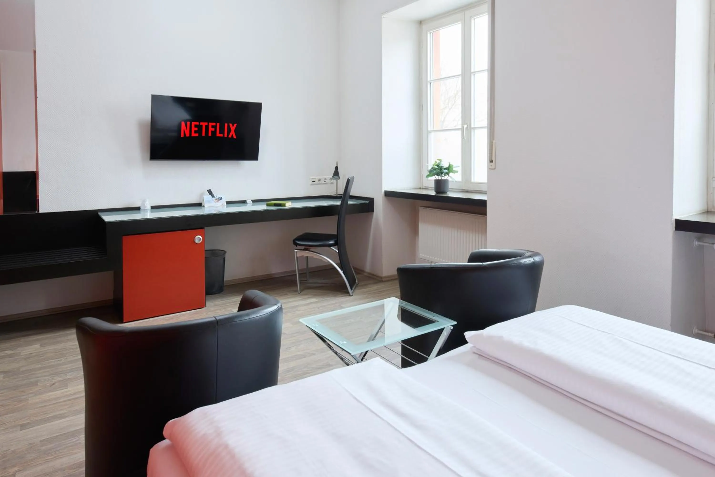 Bed in Hotel Villa-Bassermann, stilvoll, 2 Min zum Schloss, schnelles WLAN & Parkplatz