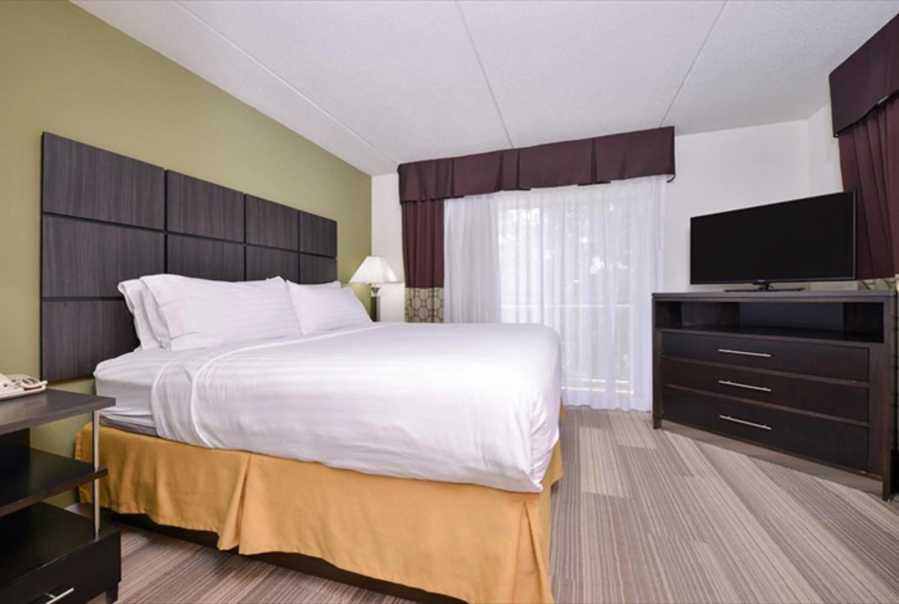 Photo of the whole room, Bed in Holiday Inn Express Hotel & Suites Mooresville - Lake Norman by IHG