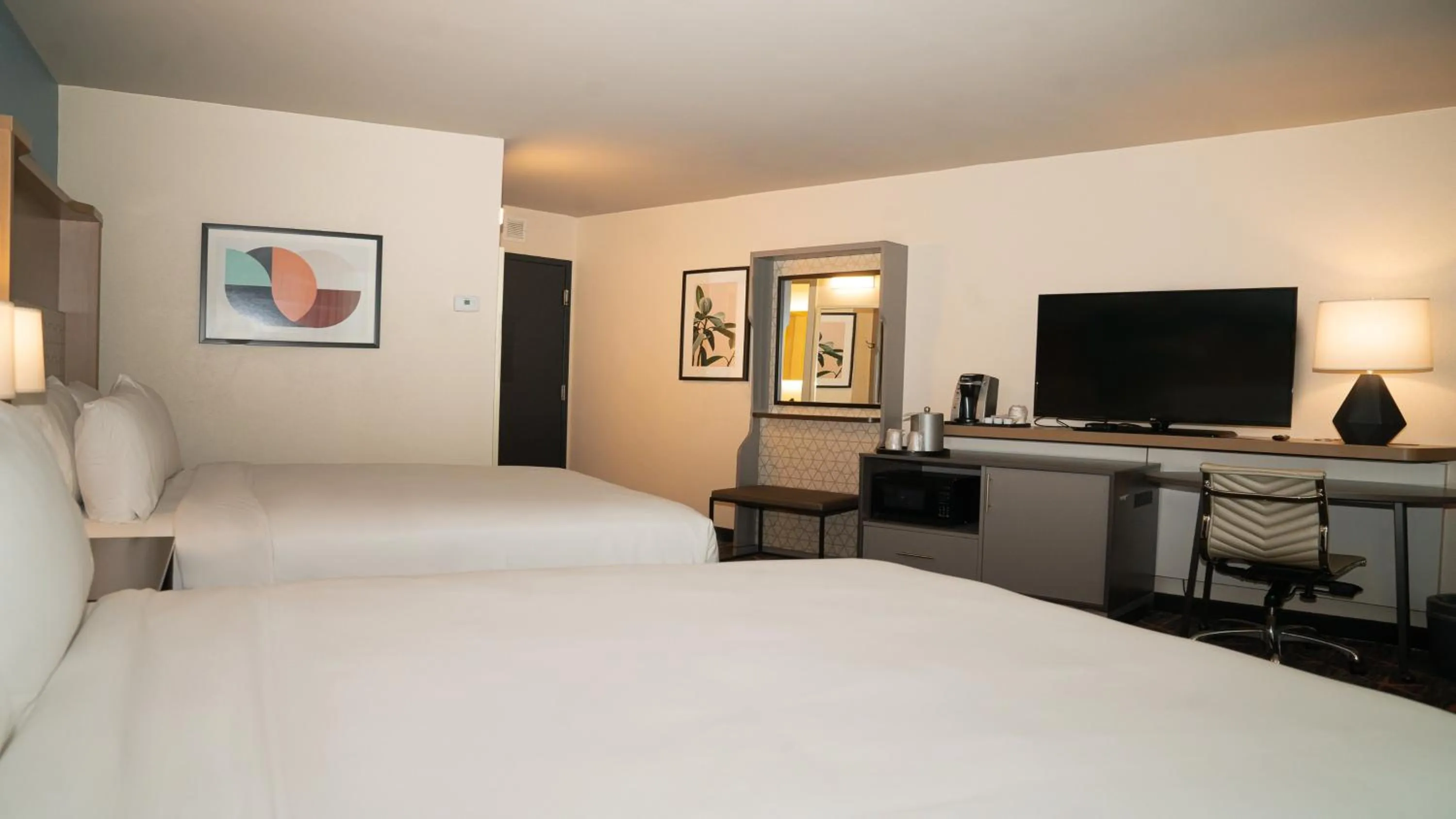 Photo of the whole room, Bed in Holiday Inn New Orleans West Bank Tower by IHG