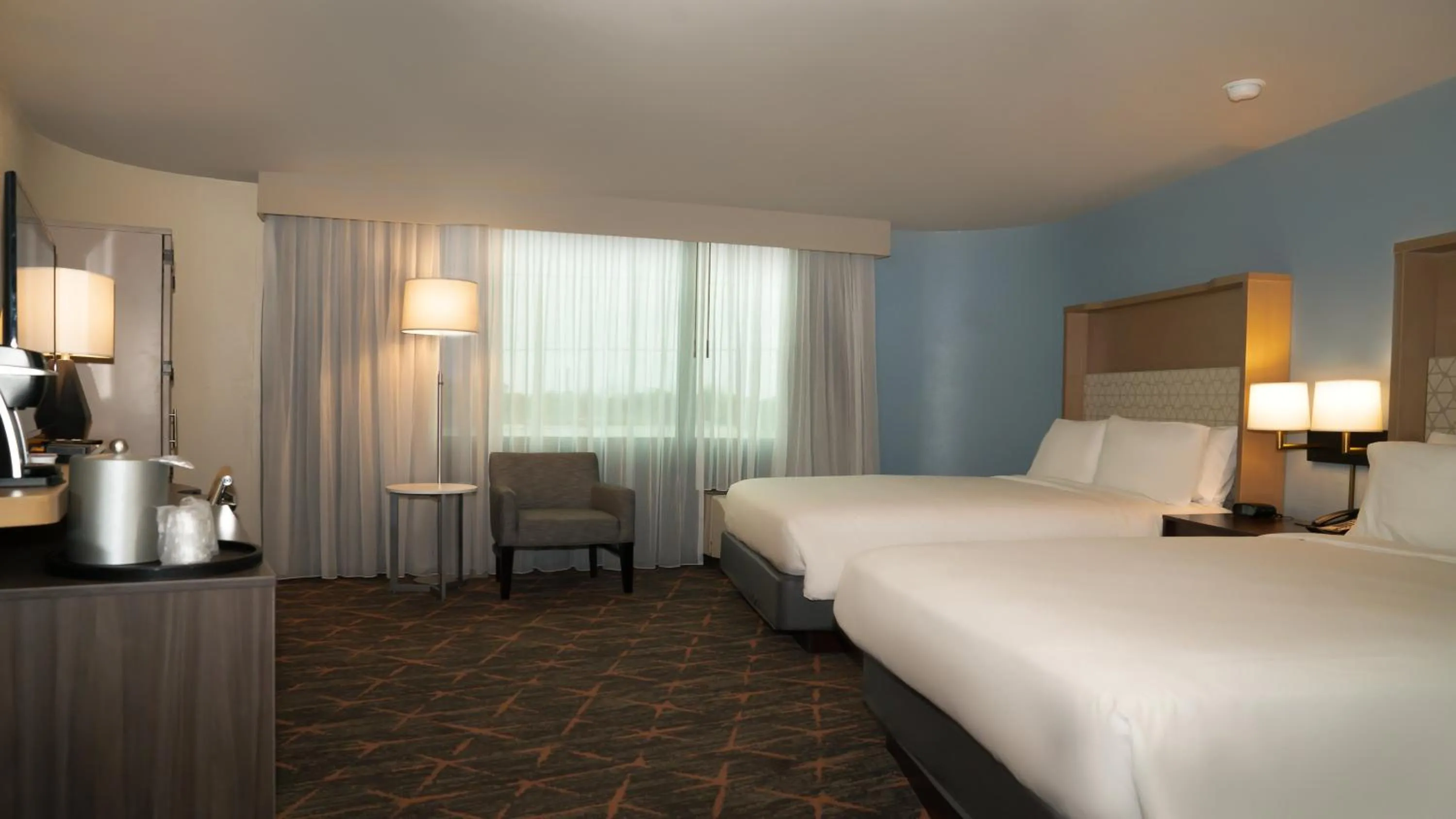 Photo of the whole room, Bed in Holiday Inn New Orleans West Bank Tower by IHG