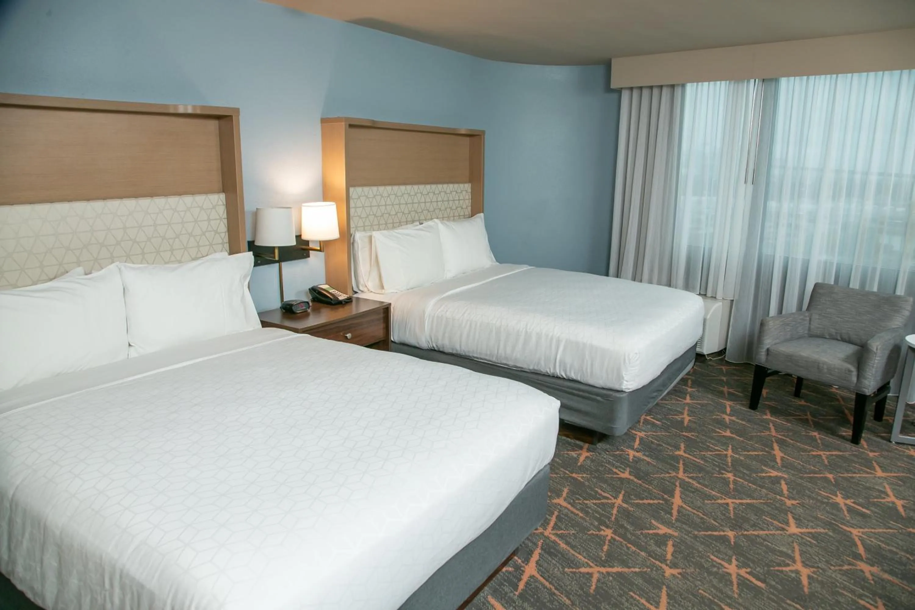 Photo of the whole room, Bed in Holiday Inn New Orleans West Bank Tower by IHG