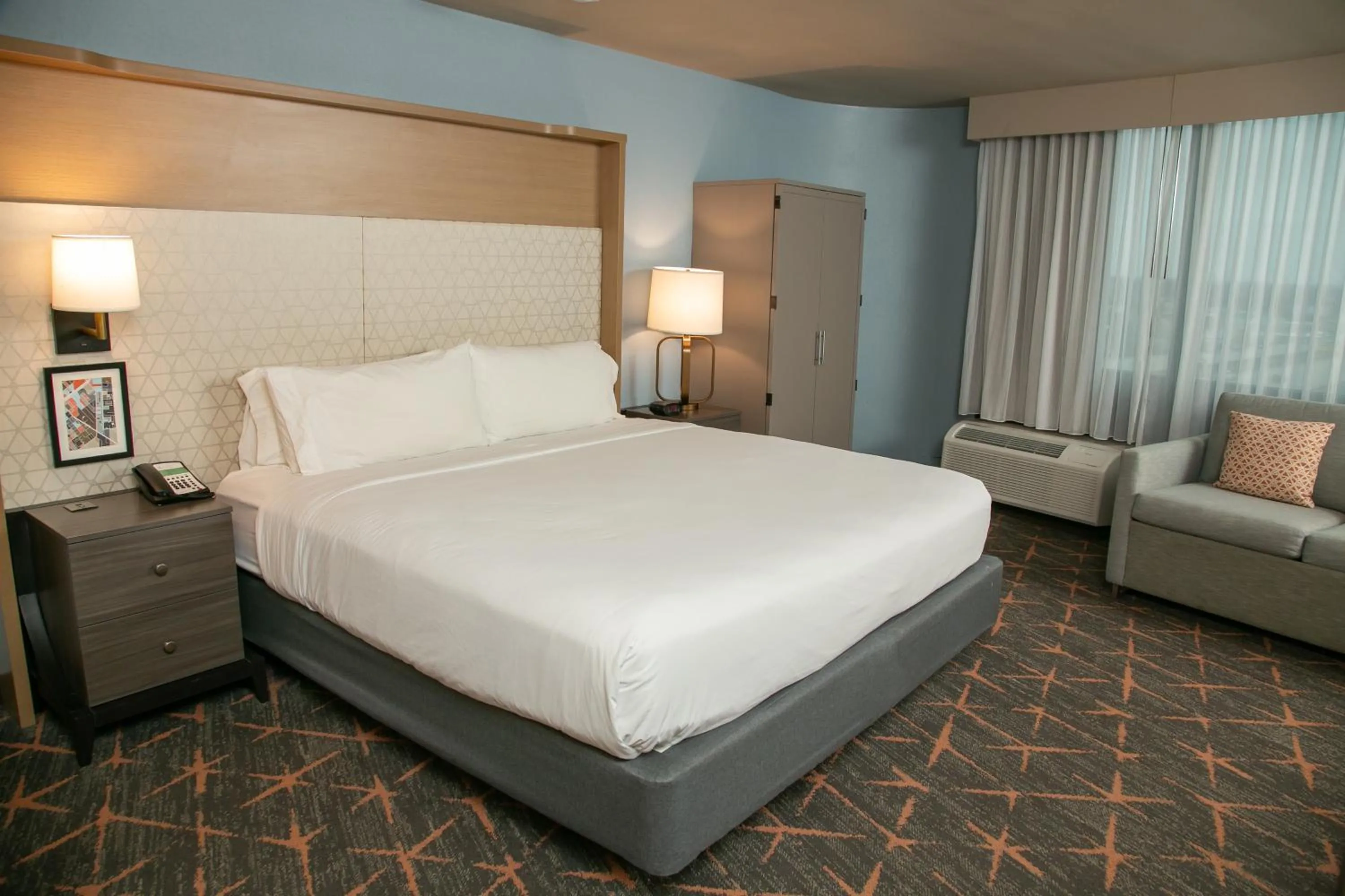 Photo of the whole room, Bed in Holiday Inn New Orleans West Bank Tower by IHG