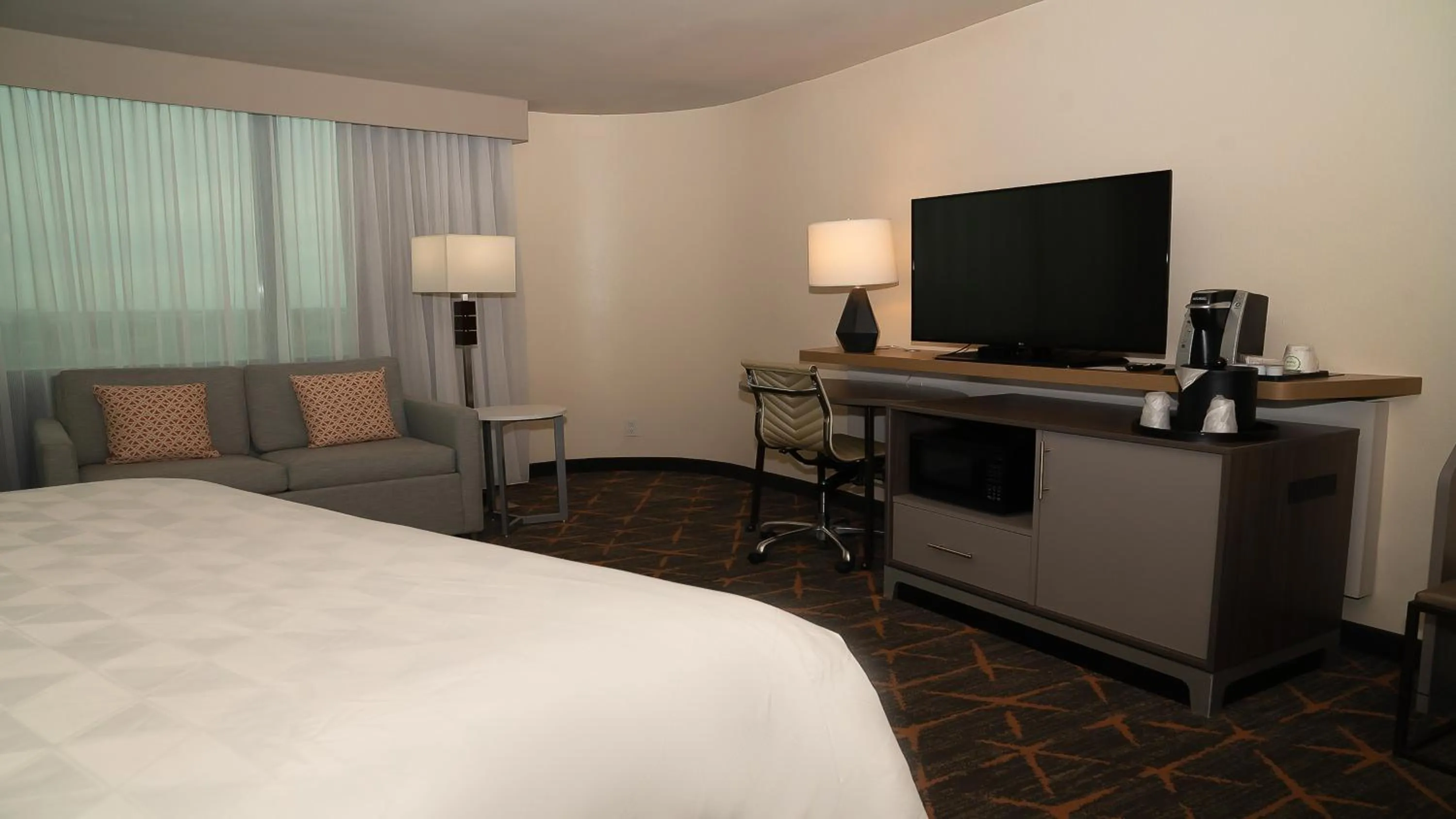 Photo of the whole room, Bed in Holiday Inn New Orleans West Bank Tower by IHG