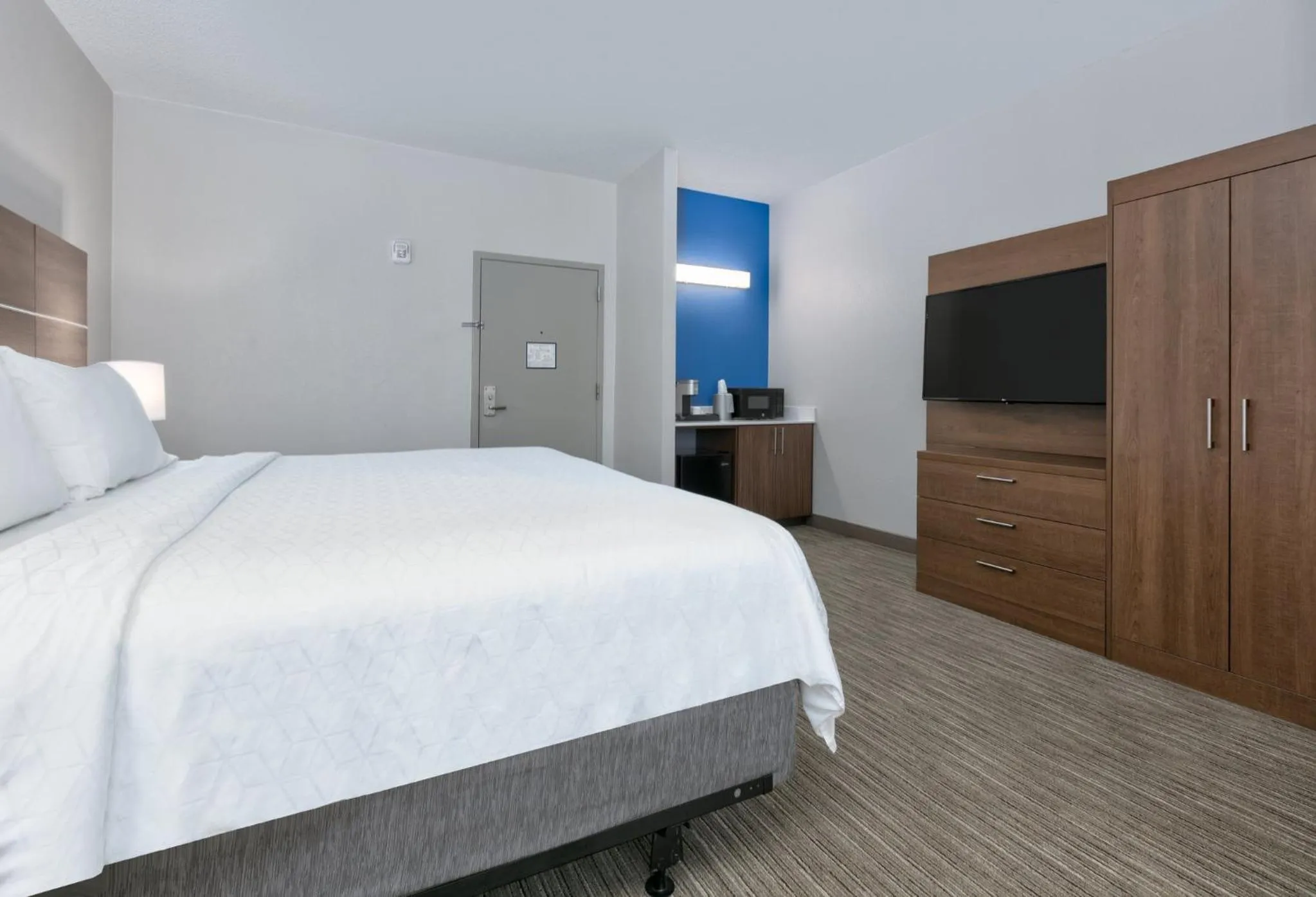 Photo of the whole room, Bed in Holiday Inn Express Hotel & Suites Dallas Fort Worth Airport South by IHG
