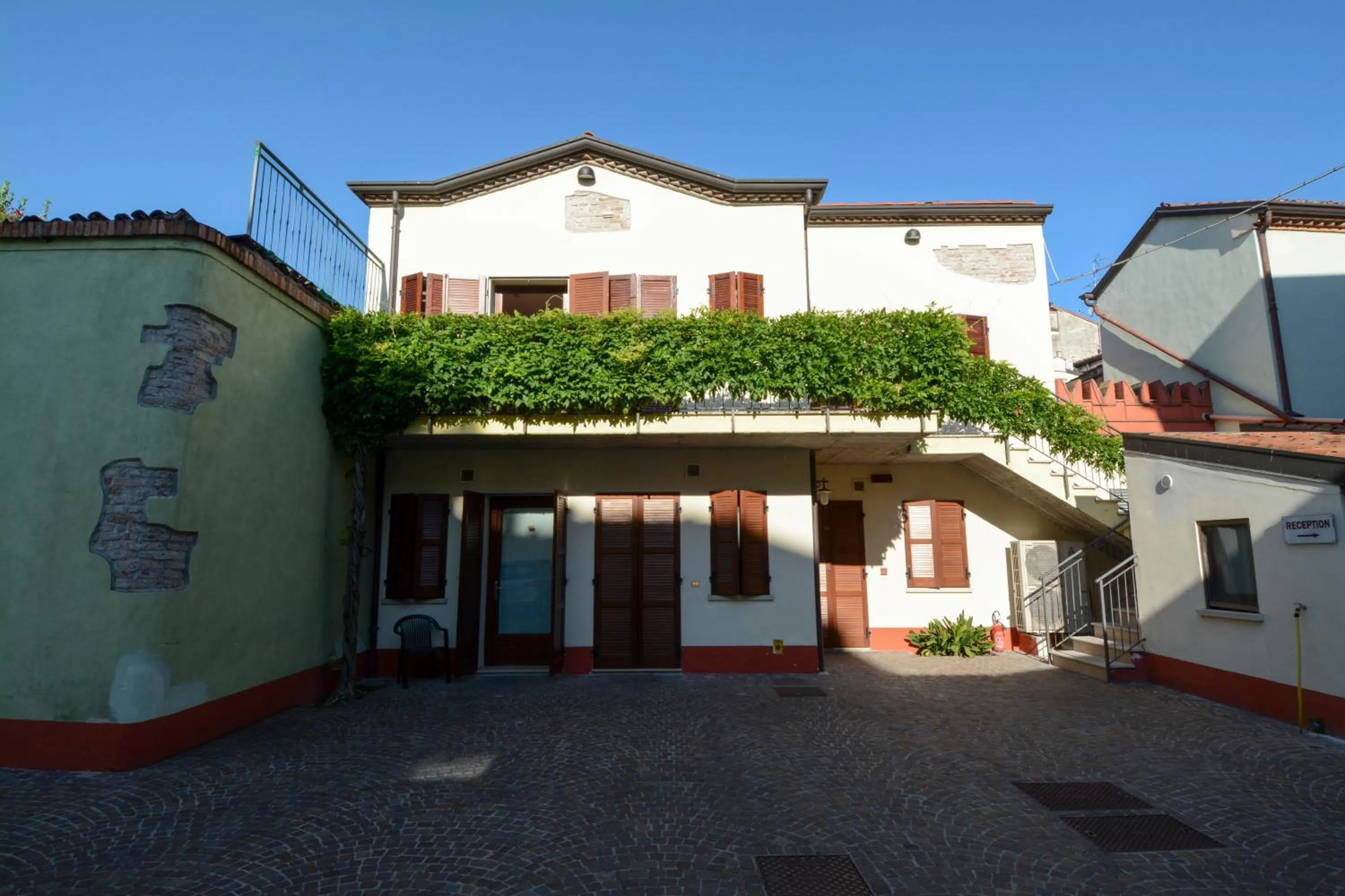 Facade/entrance in A Casa Dei Gonzaga, MantegnaHotels