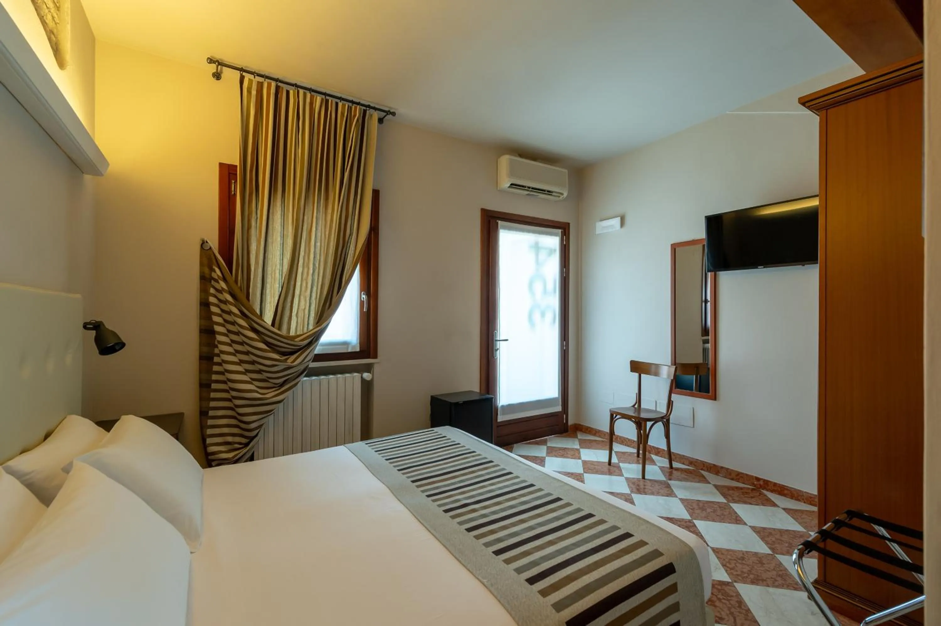 TV and multimedia, Bed in A Casa Dei Gonzaga, MantegnaHotels
