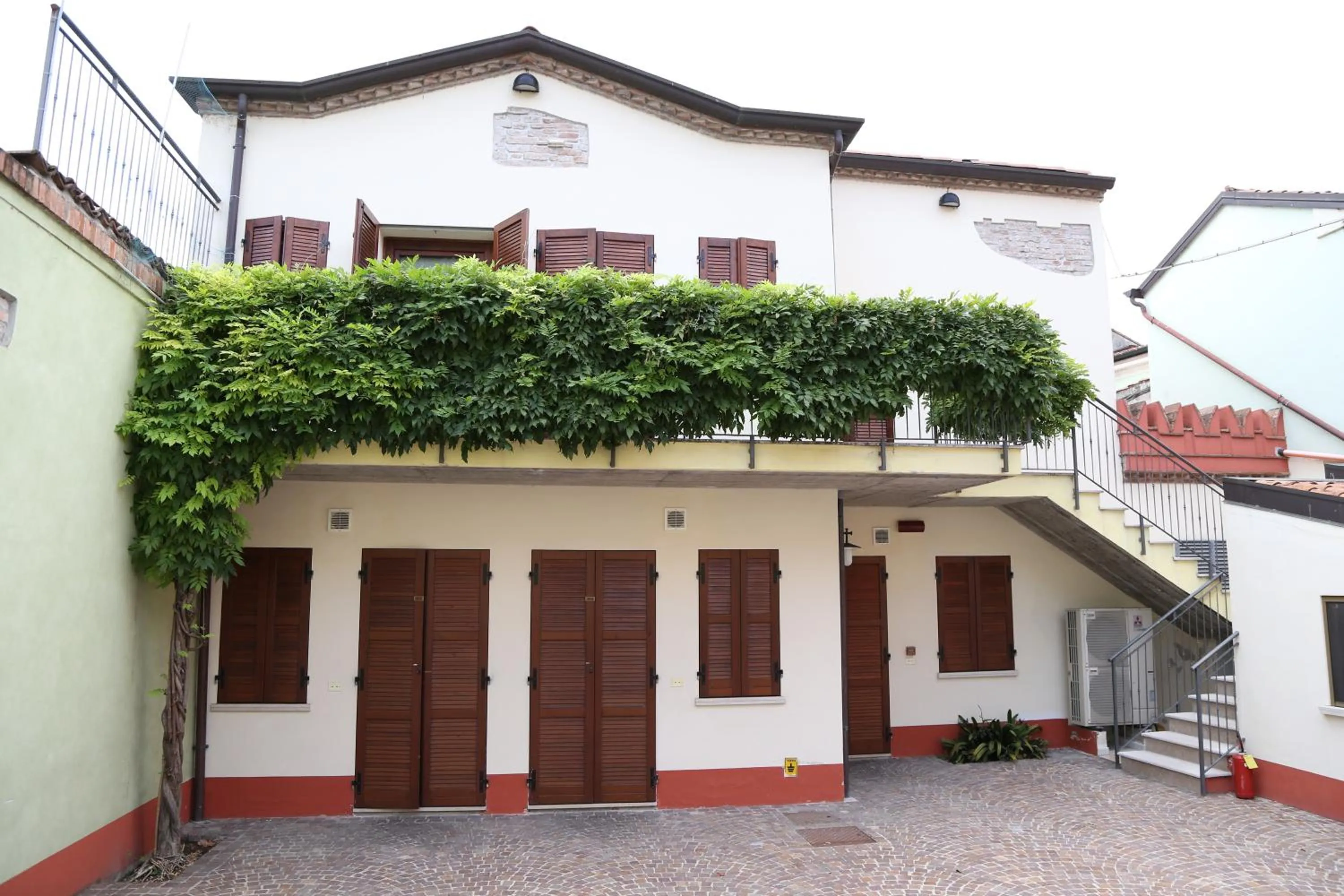 Facade/entrance in A Casa Dei Gonzaga, MantegnaHotels