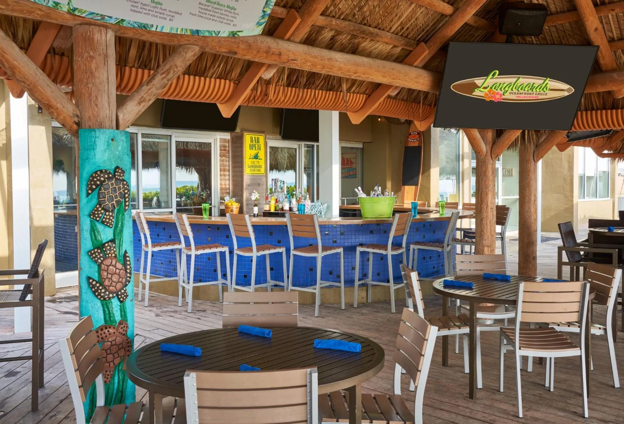 Lounge or bar in Crowne Plaza Melbourne-Oceanfront by IHG