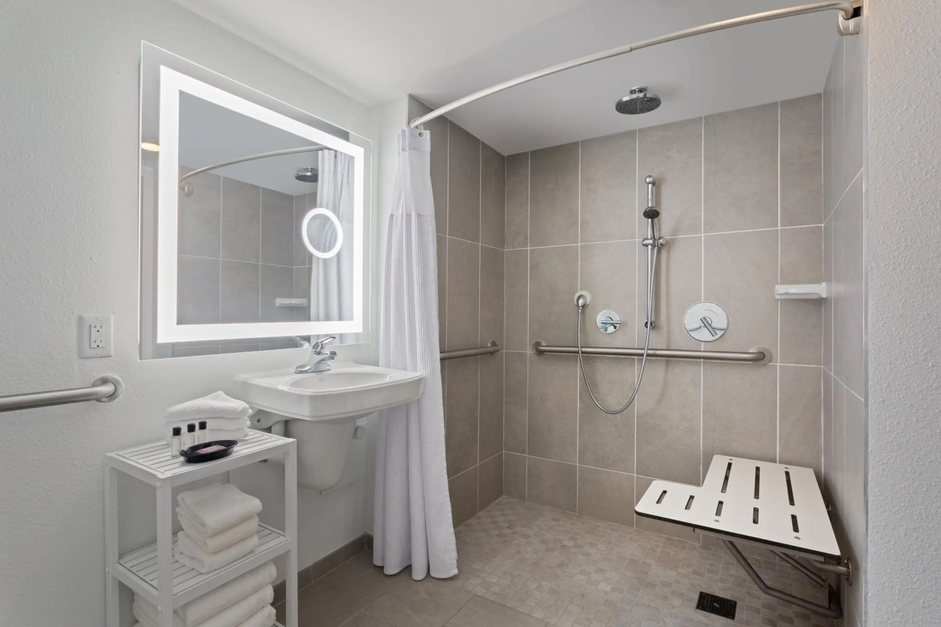 Shower in Crowne Plaza Melbourne-Oceanfront by IHG