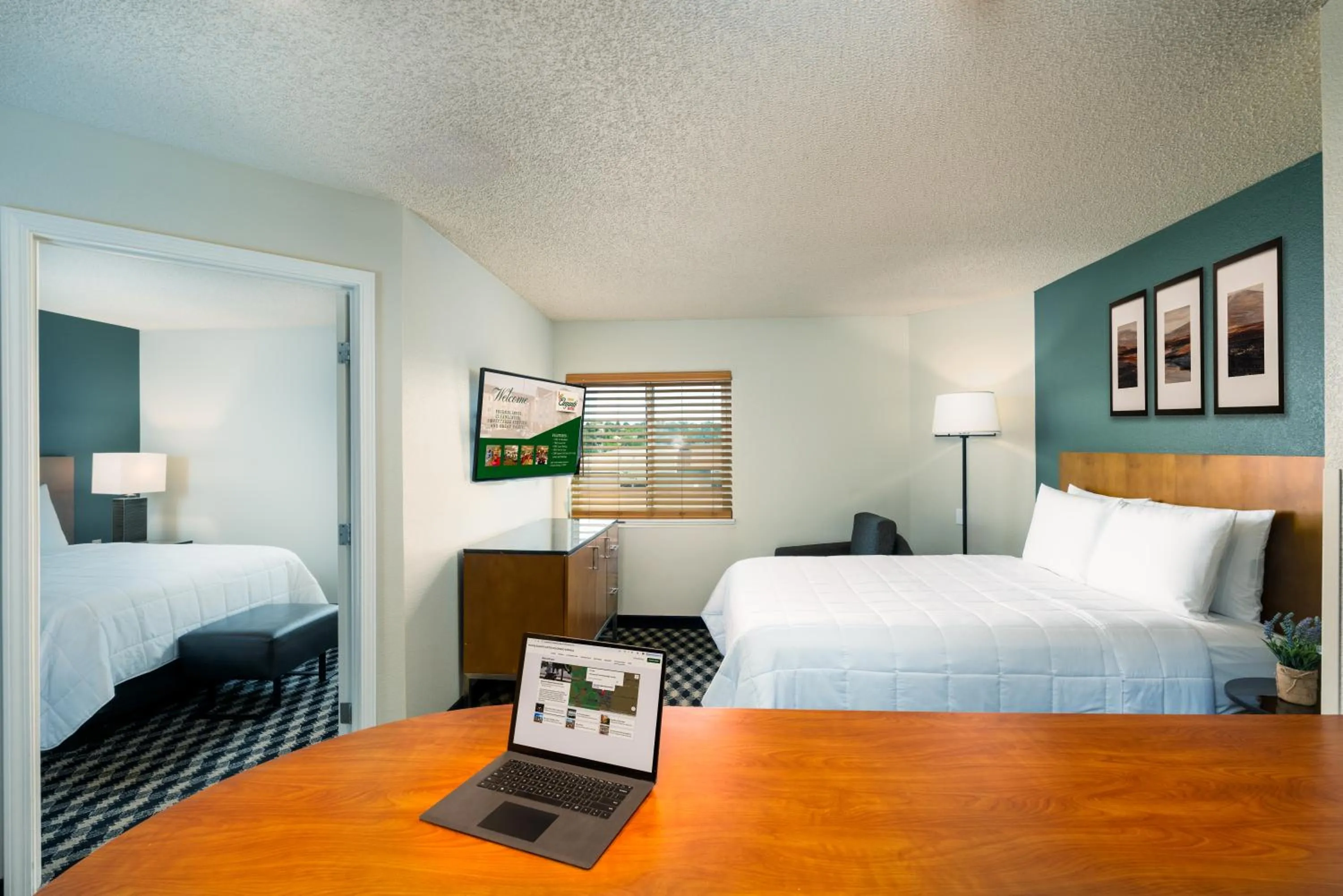 Photo of the whole room, Bed in MCM Elegante Suites