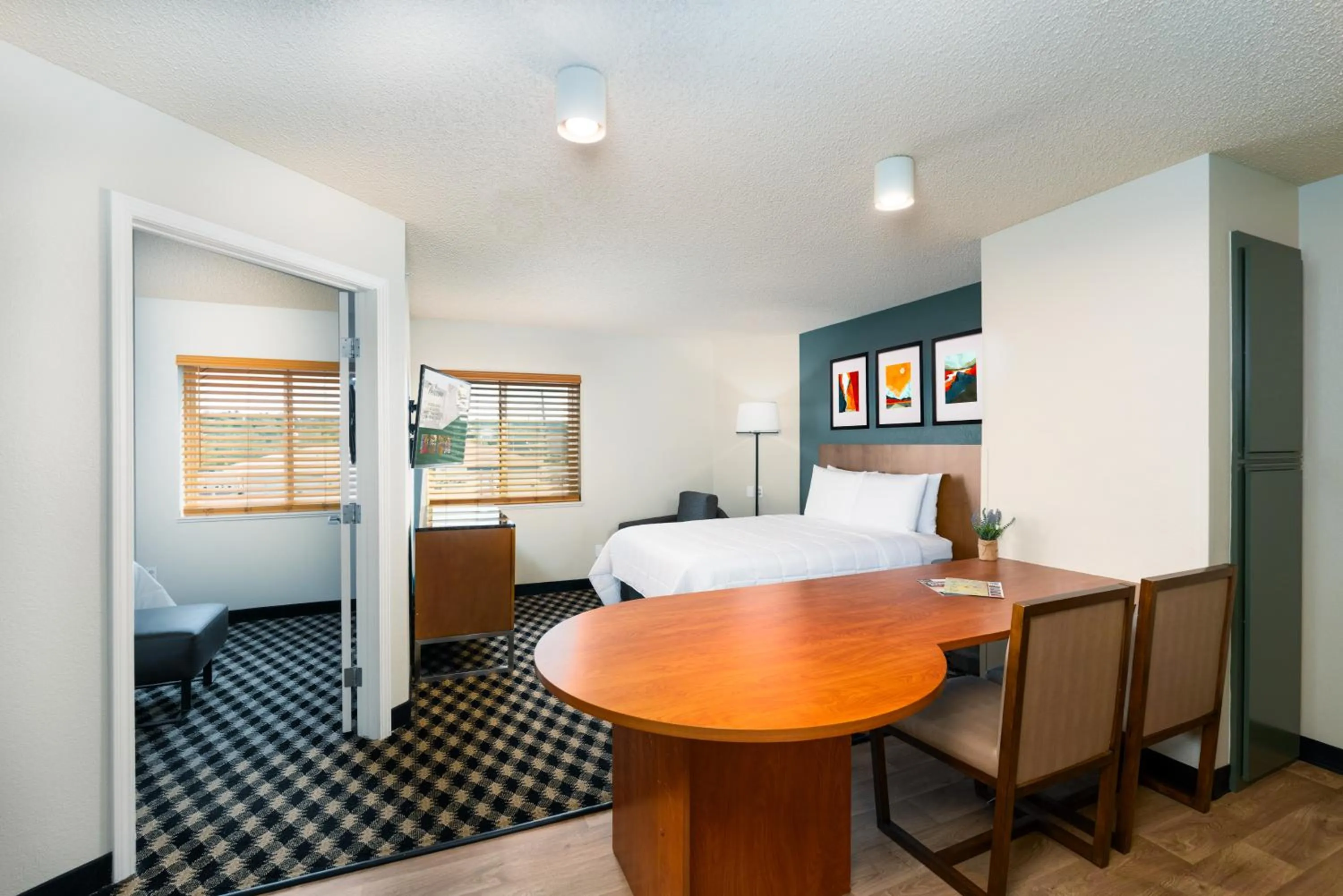 Photo of the whole room, Bed in MCM Elegante Suites