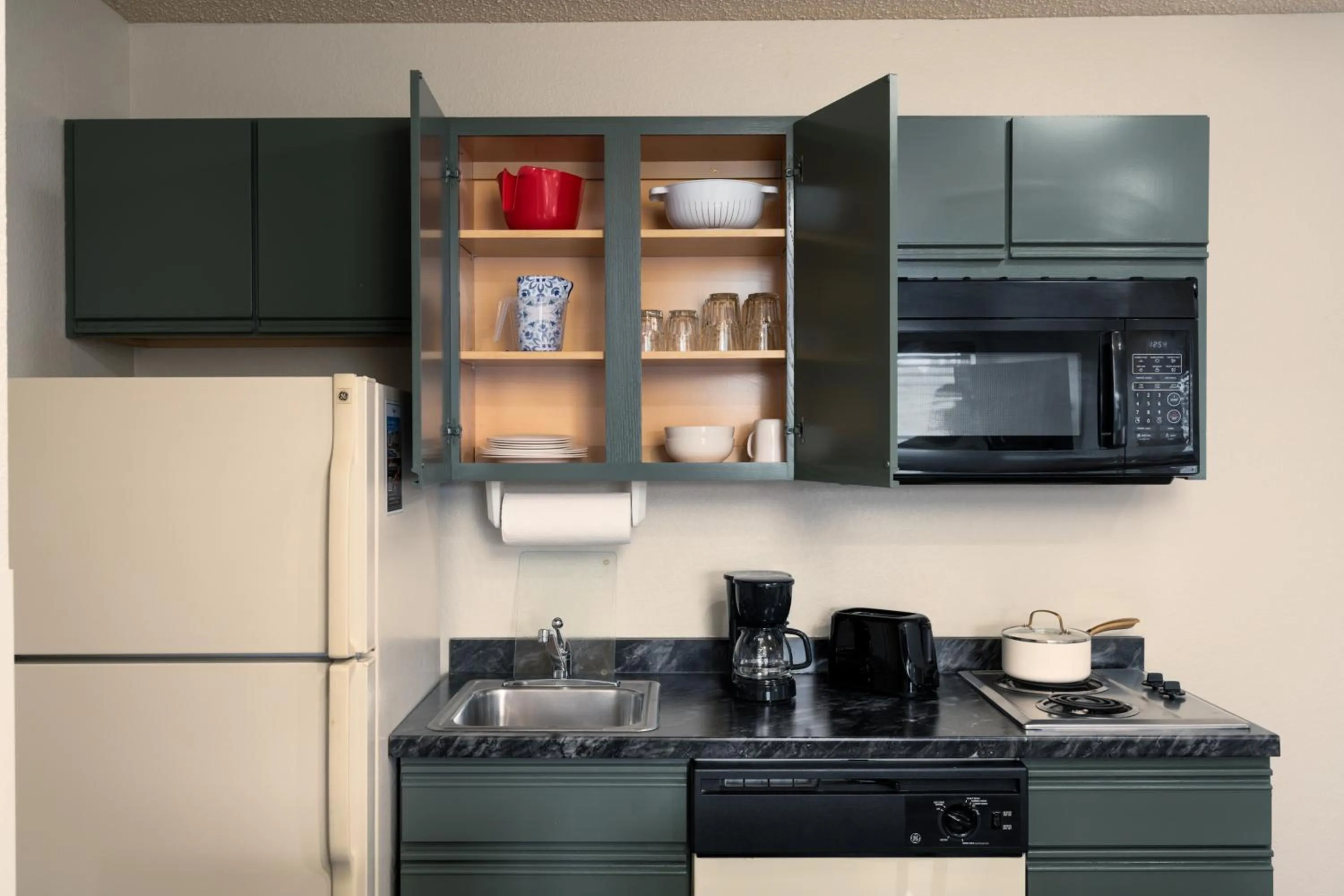 Kitchen or kitchenette in MCM Elegante Suites