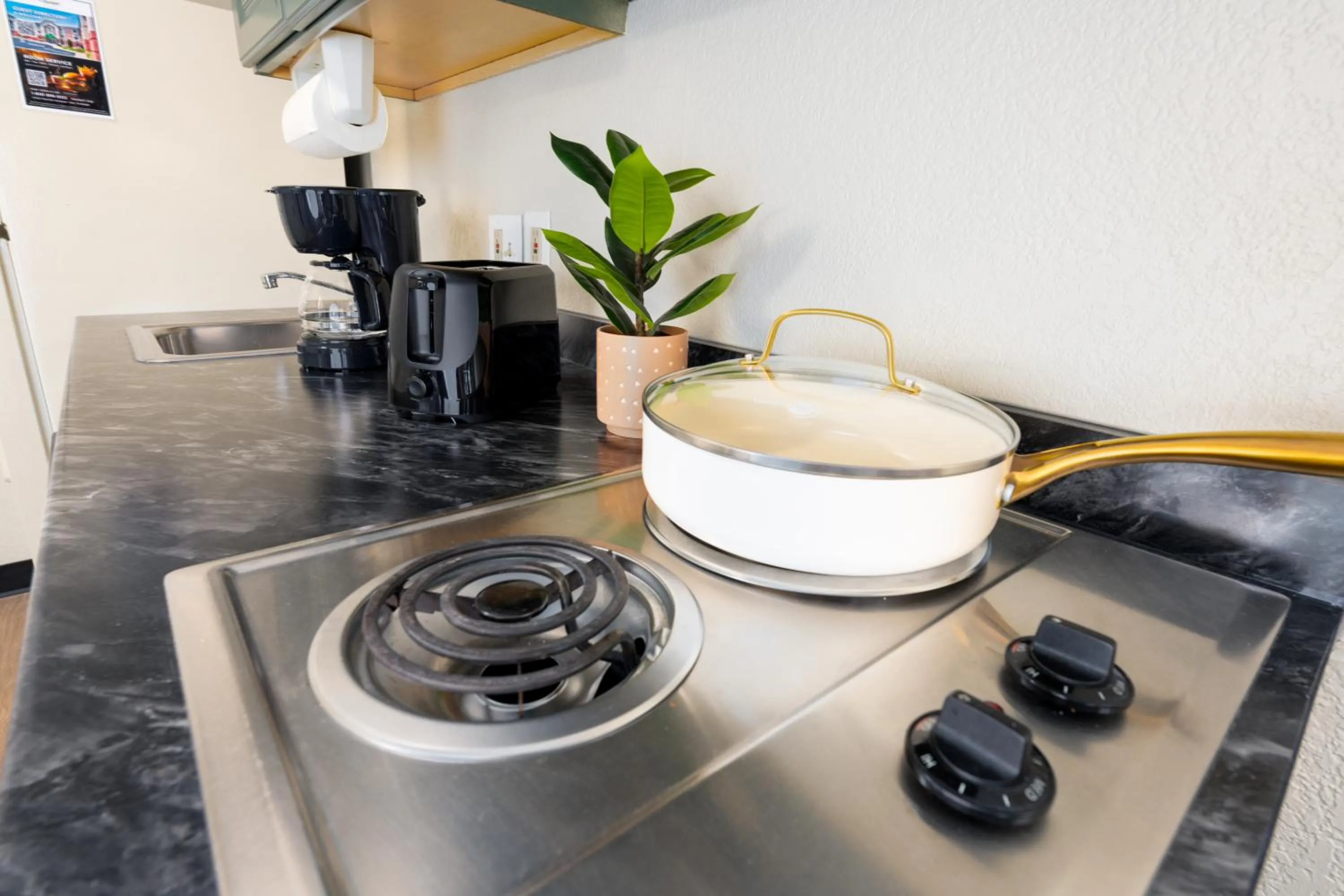 Kitchen or kitchenette in MCM Elegante Suites