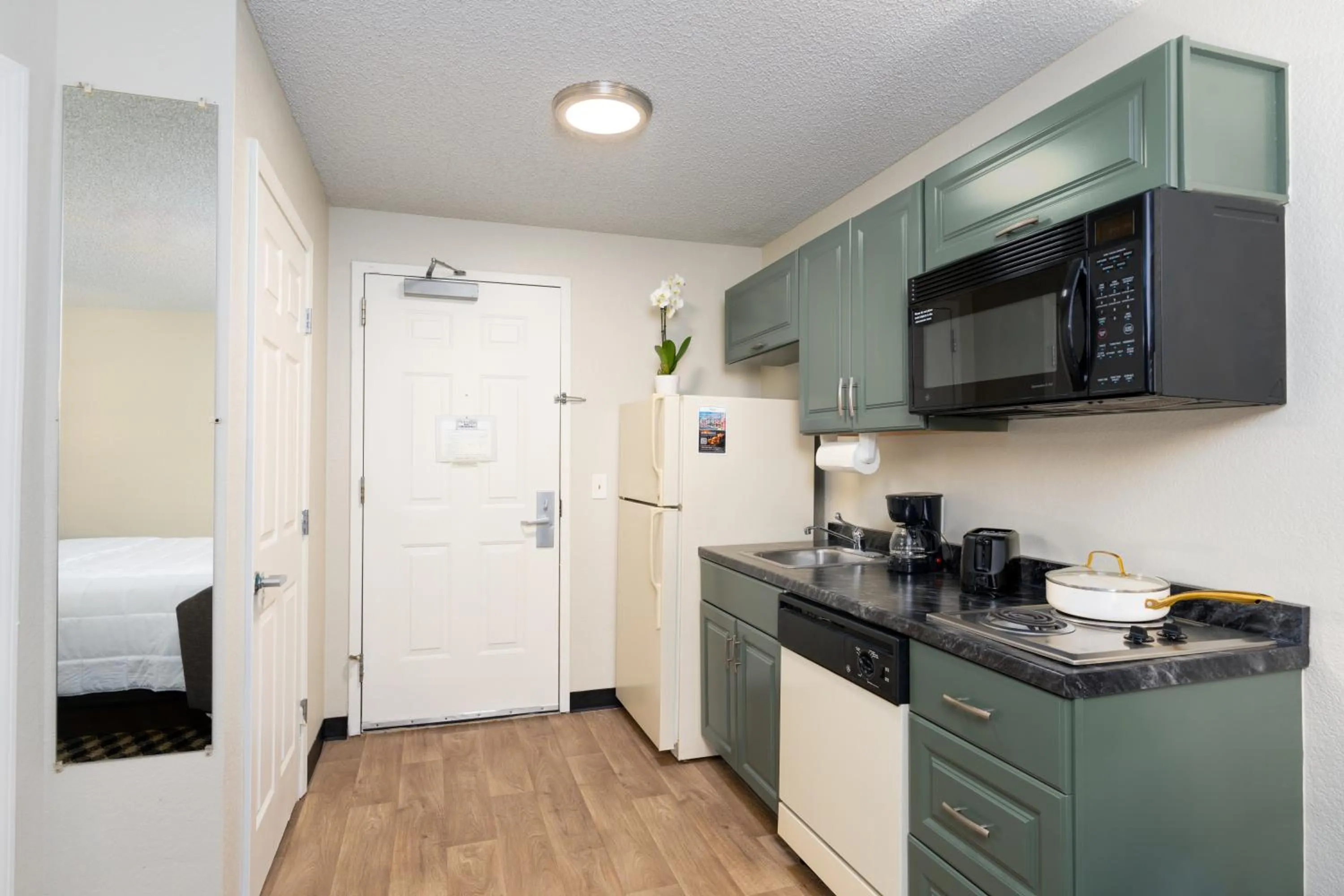 Kitchen or kitchenette in MCM Elegante Suites