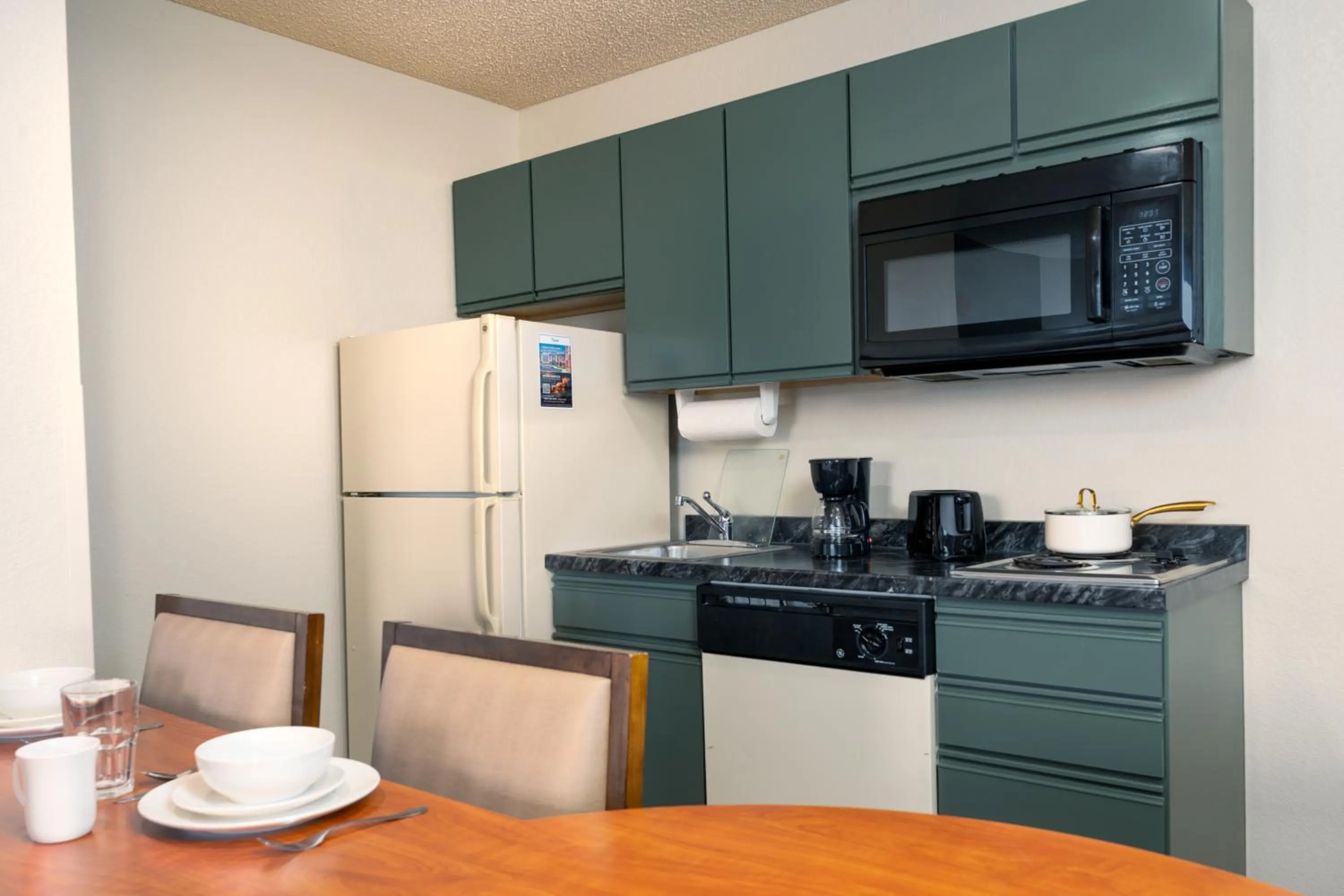 Kitchen or kitchenette in MCM Elegante Suites