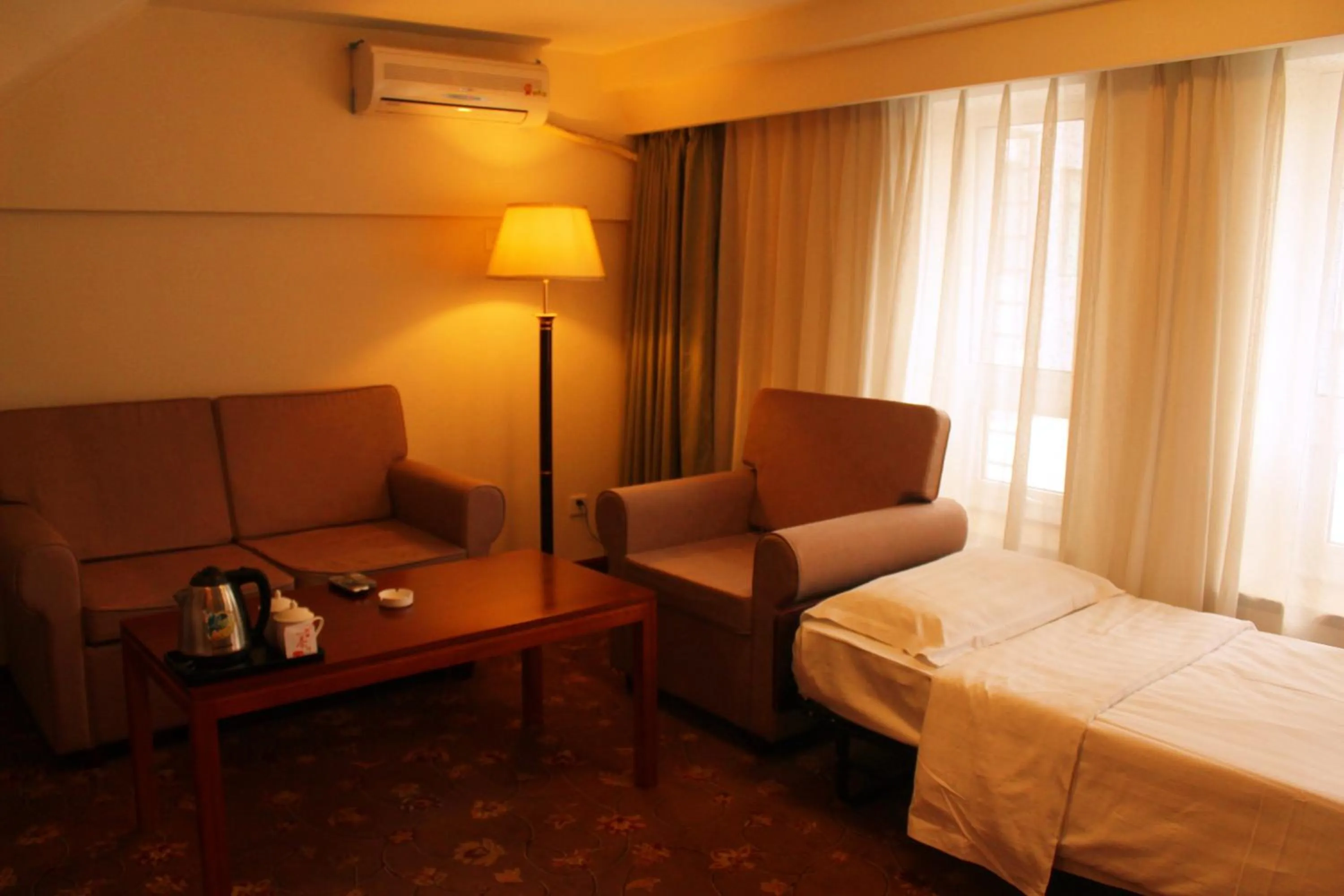 Seating area, Bed in King Parkview Hotel