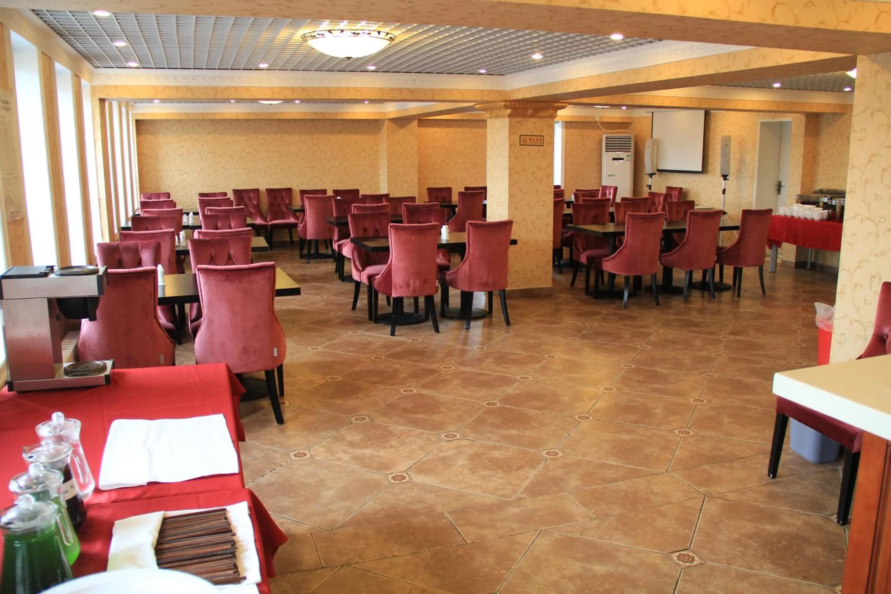 Restaurant/places to eat in King Parkview Hotel