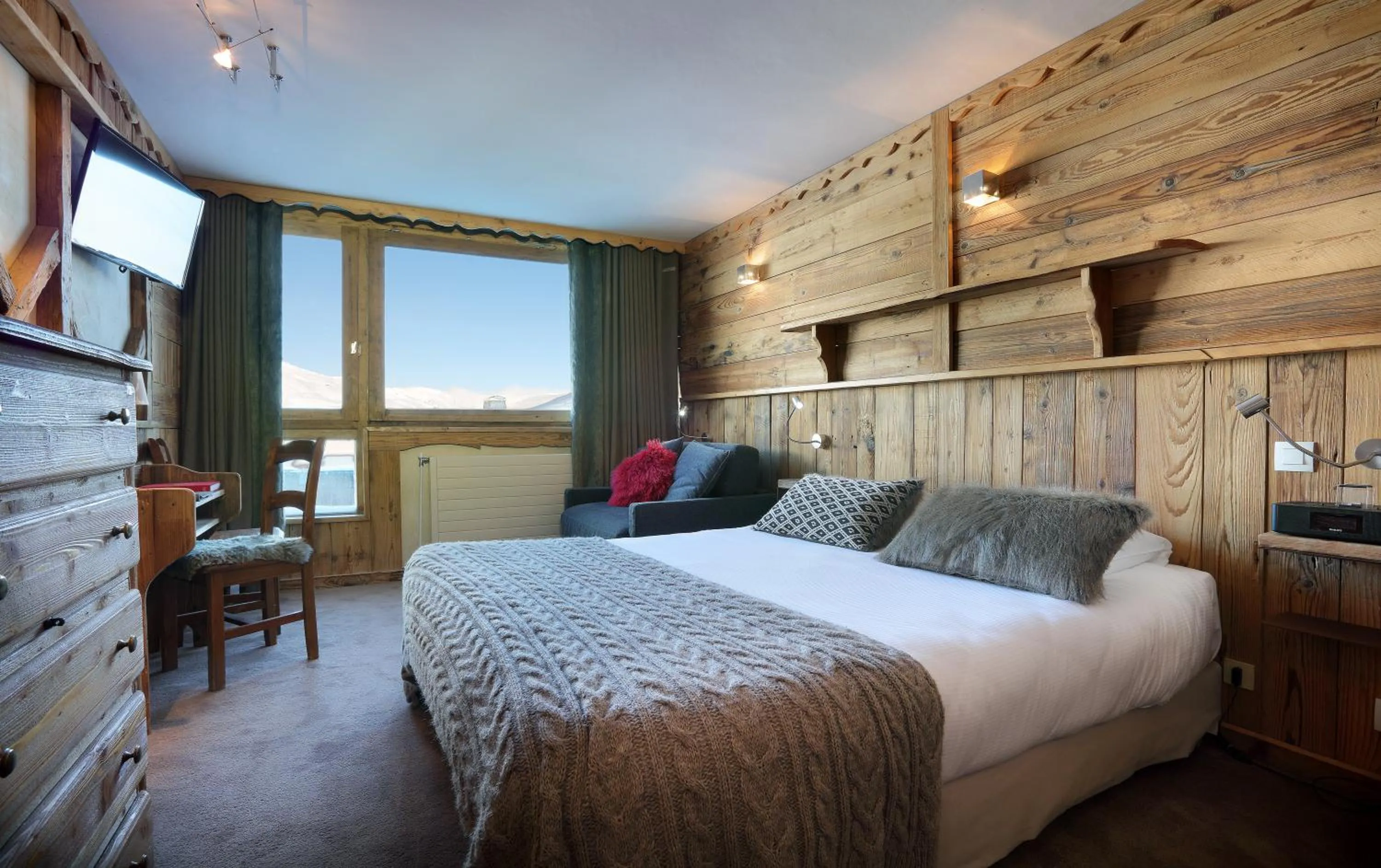 Photo of the whole room, Bed in Hotel 3 Vallées Val Thorens