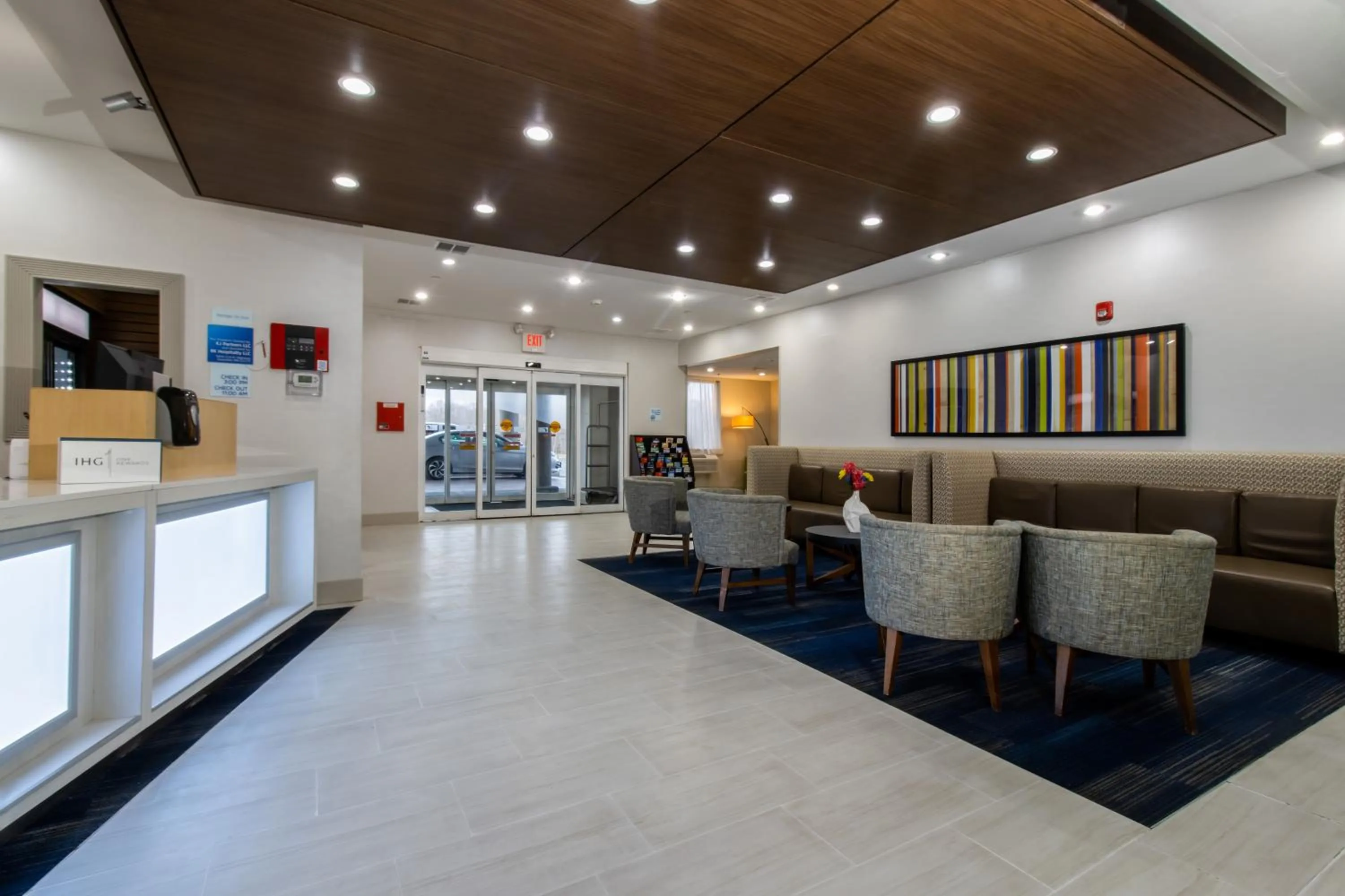 Lobby or reception in Holiday Inn Express Hotel & Suites Swansea by IHG