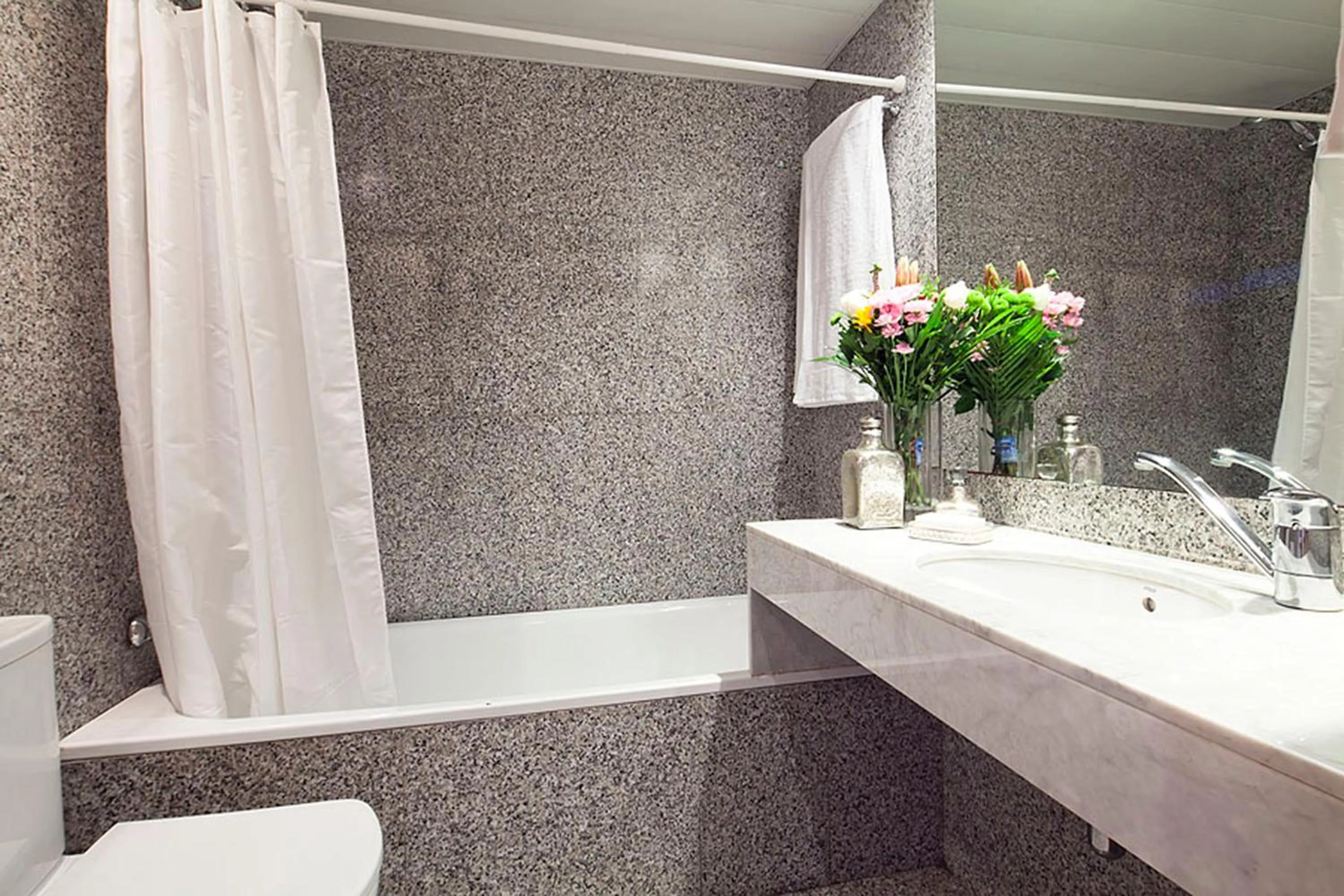 Bathroom in Apartment Barcelona Rentals - Sarria Apartments Near Center