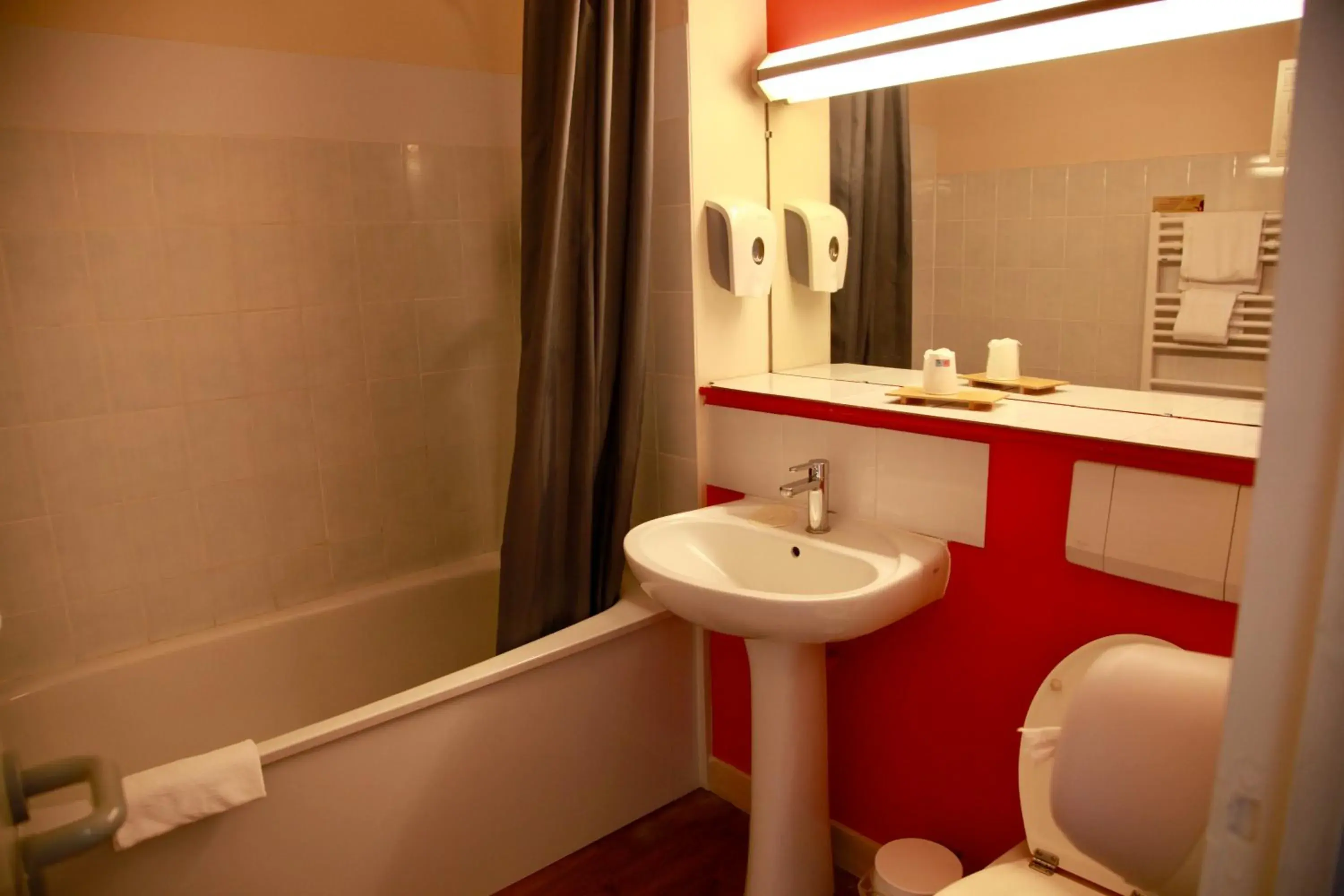 Double Room in Cit'Hotel Du Circuit Double Room in Cit'Hotel Du Circuit