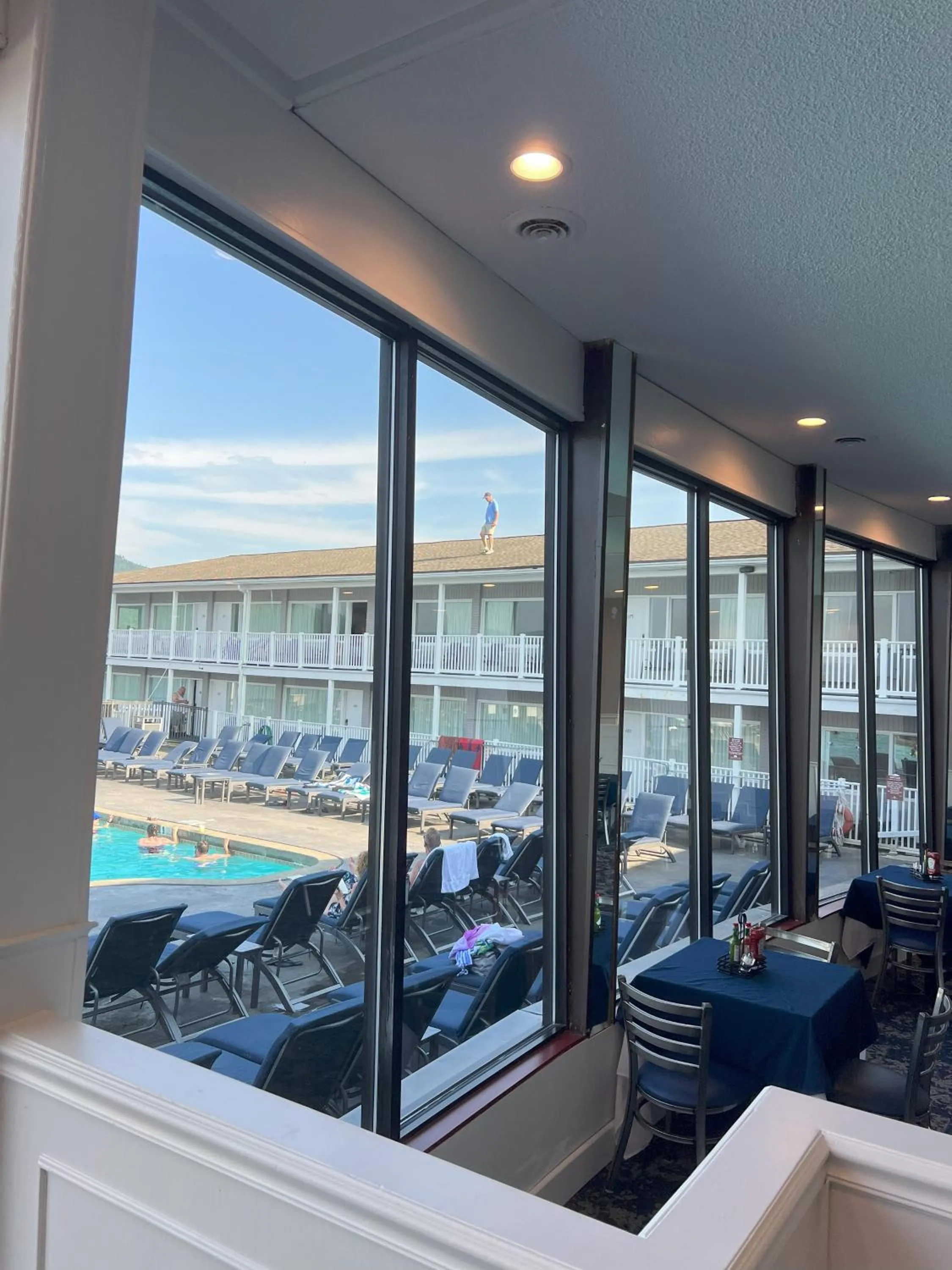 Restaurant/places to eat in Georgian Lakeside Resort