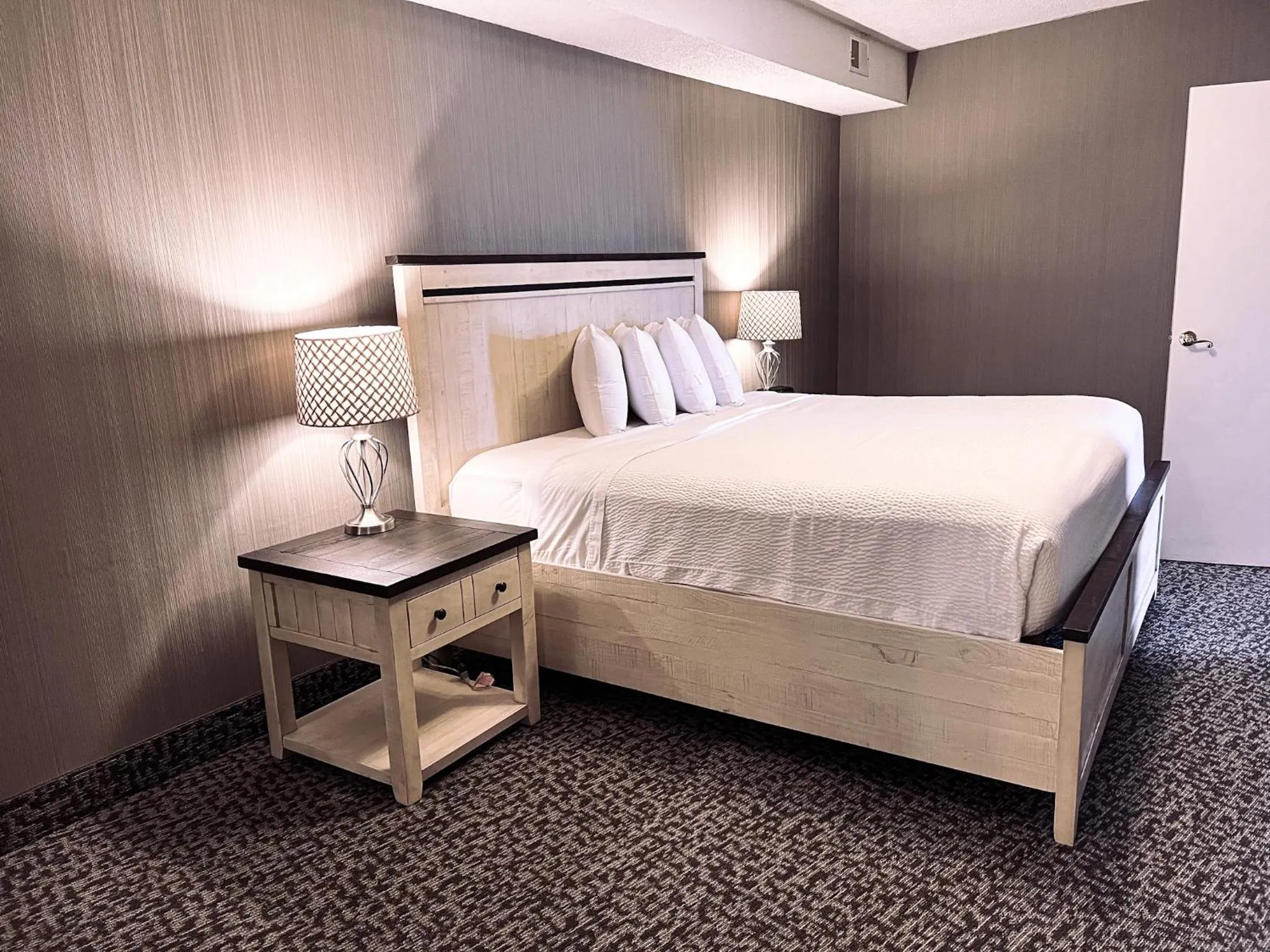 Photo of the whole room in Georgian Lakeside Resort