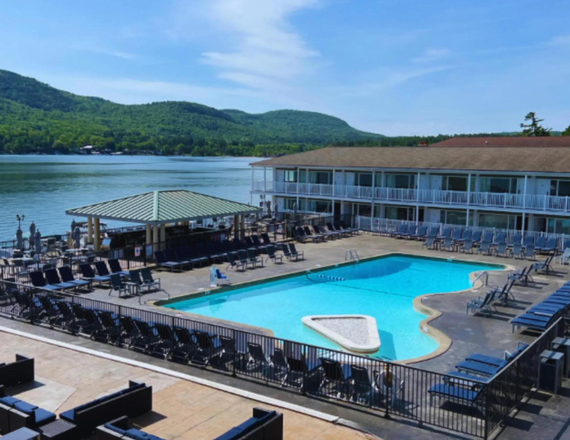 Lounge or bar in Georgian Lakeside Resort