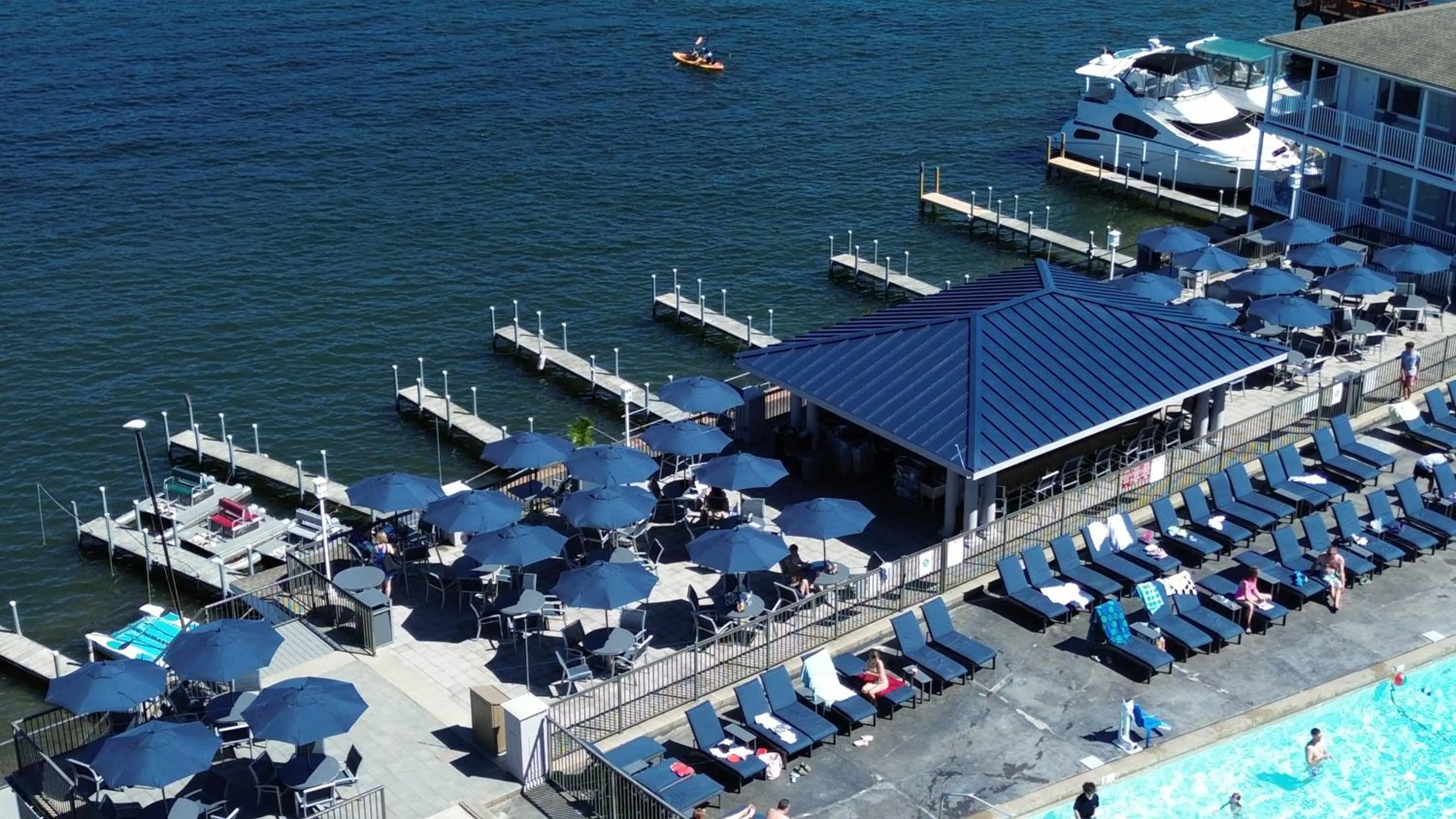 Restaurant/places to eat in Georgian Lakeside Resort