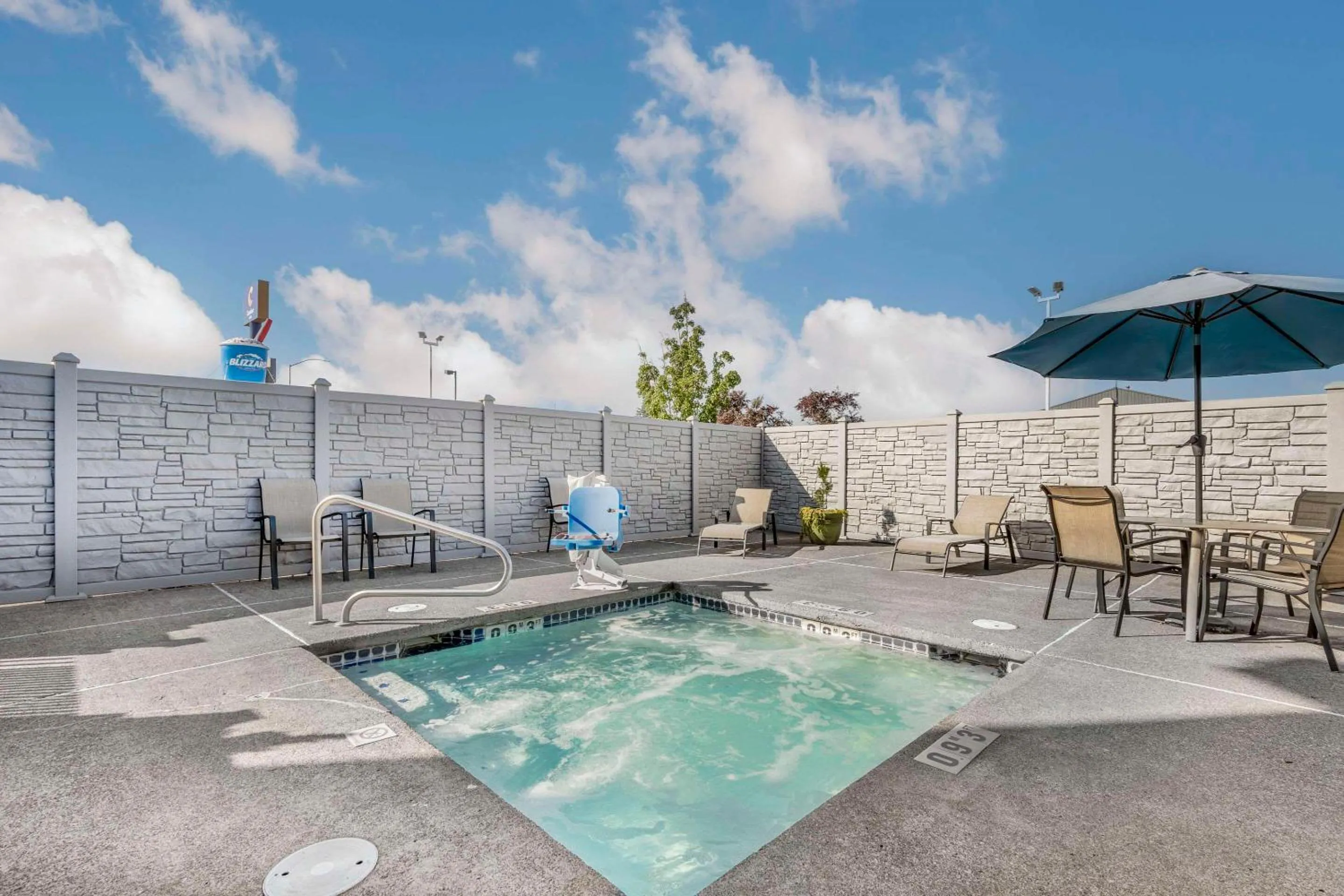 Hot Tub in Comfort Inn Troutdale-Portland East