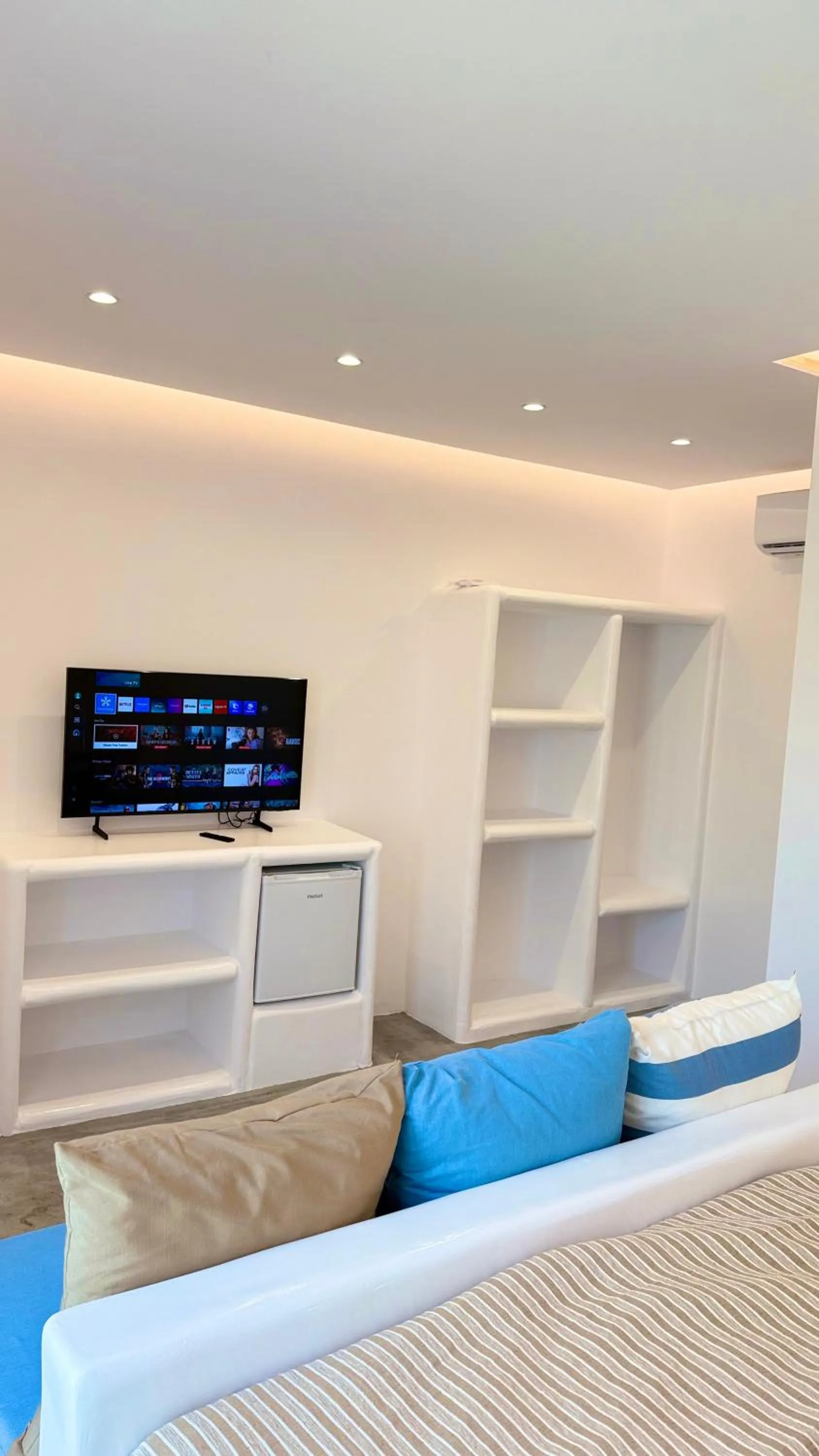 Communal lounge/ TV room, Bed in Rida Village Ksamil Island