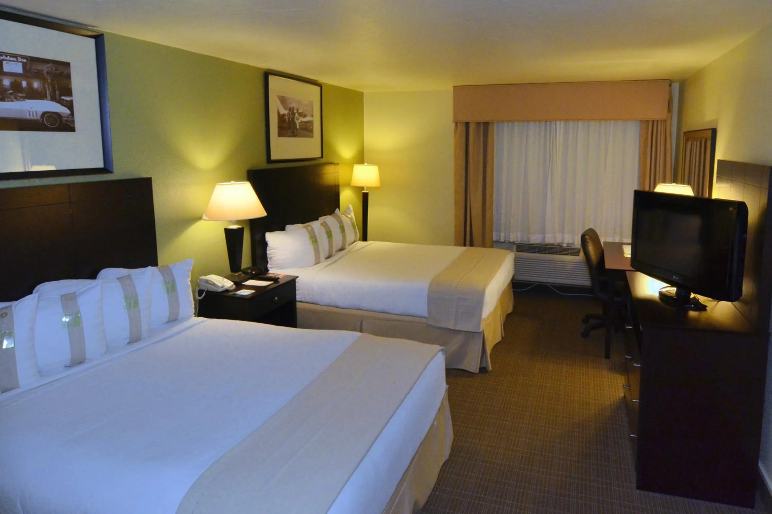 Photo of the whole room, Bed in Holiday Inn - Fort Myers - Downtown Area by IHG