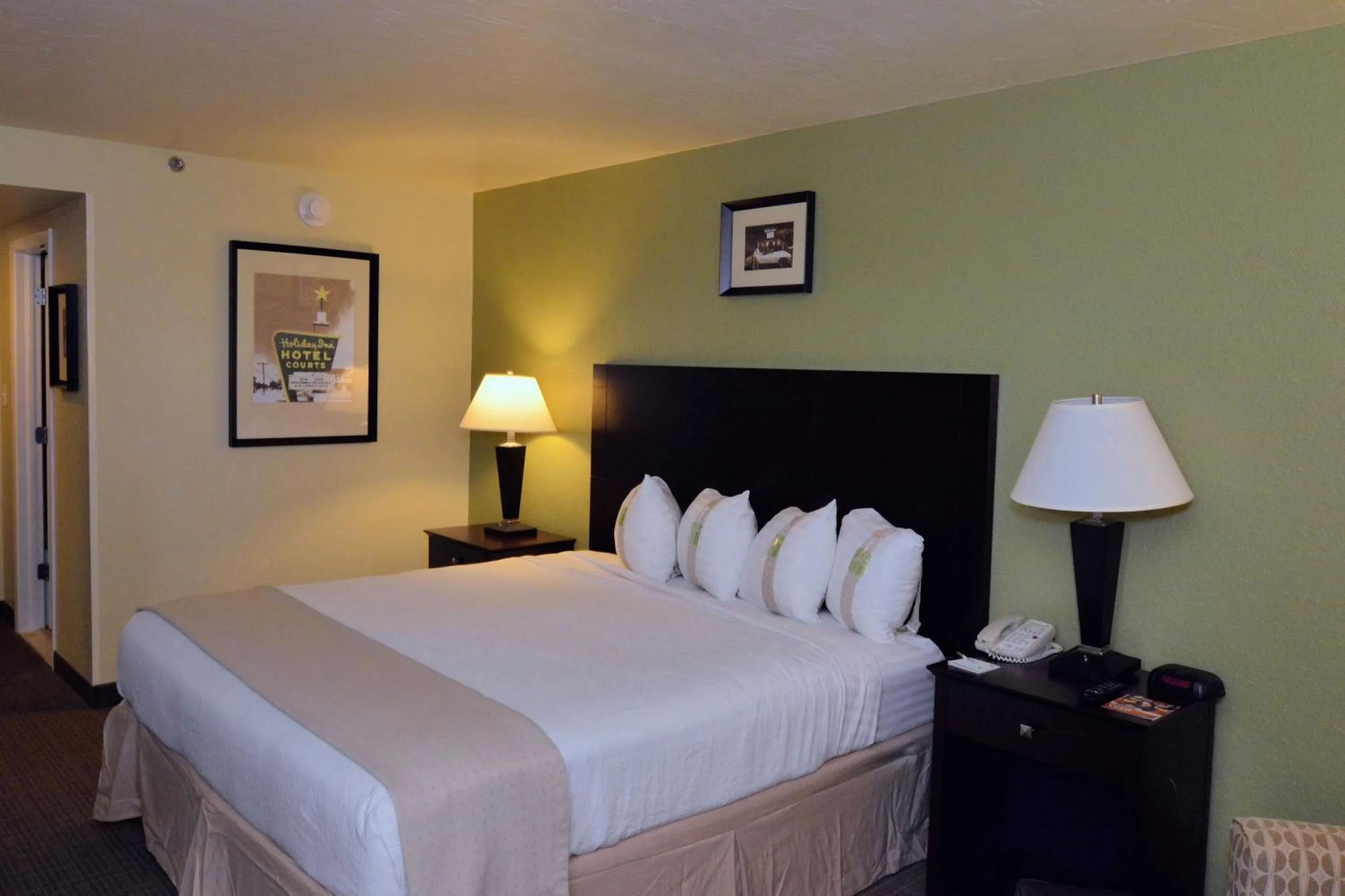 Photo of the whole room, Bed in Holiday Inn - Fort Myers - Downtown Area by IHG