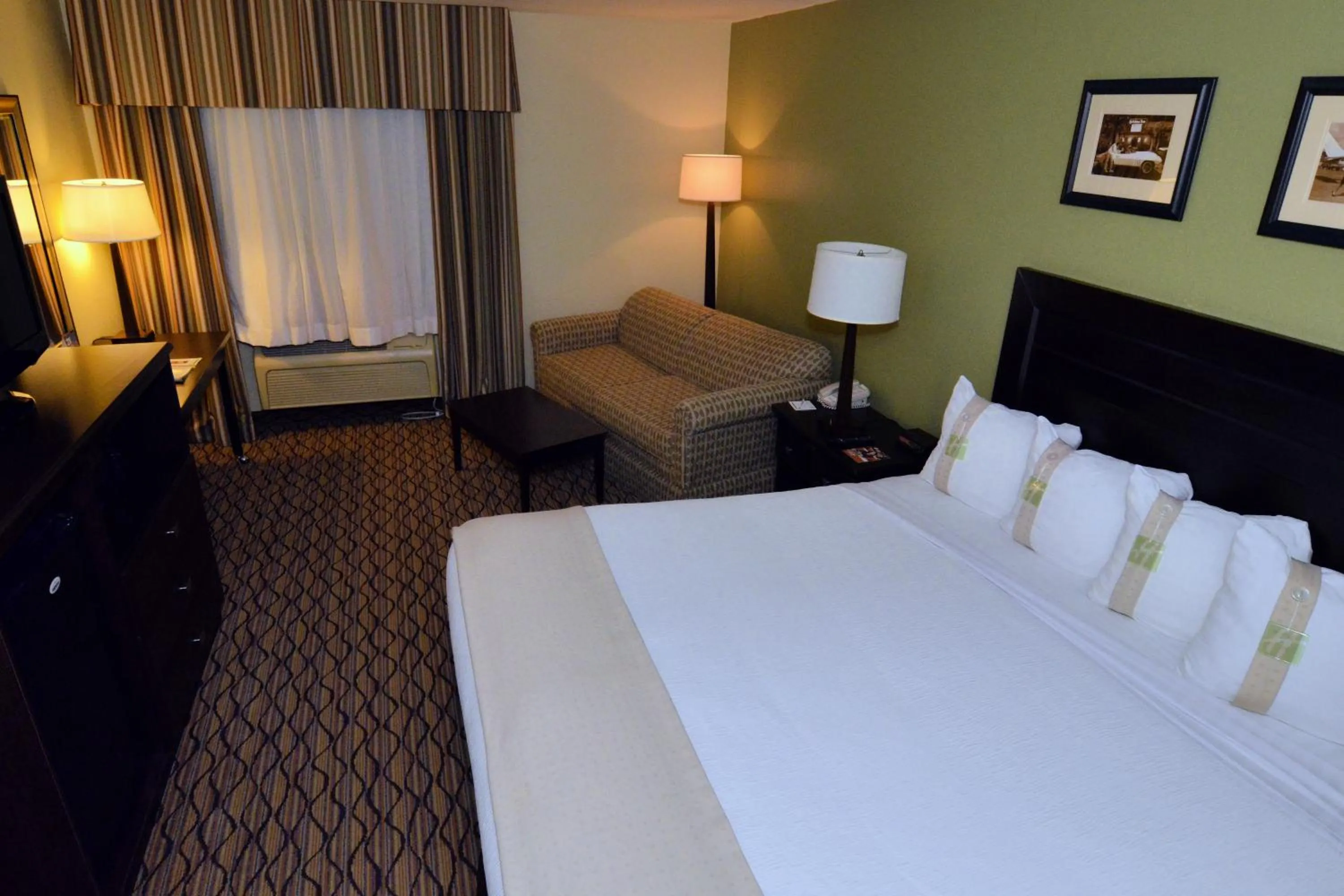 Photo of the whole room, Bed in Holiday Inn - Fort Myers - Downtown Area by IHG