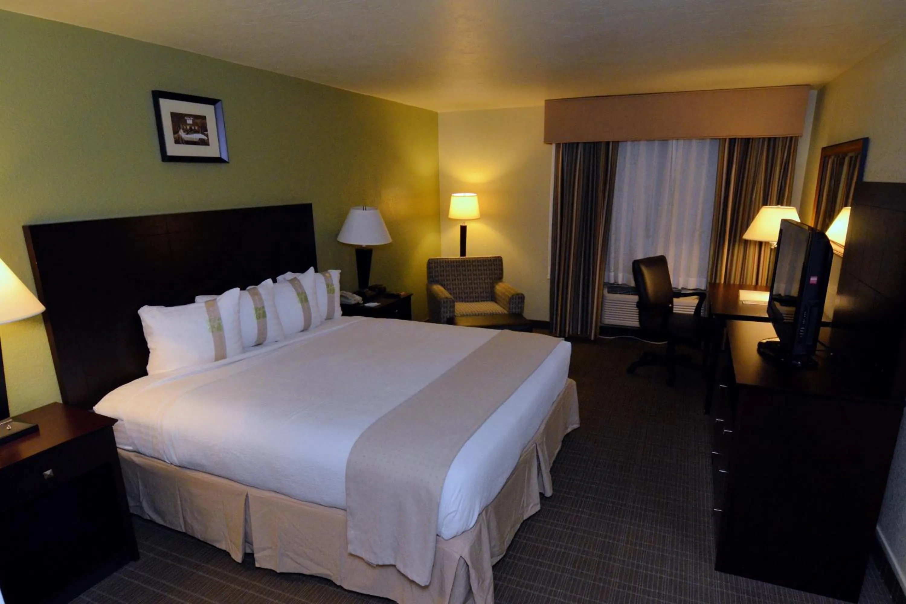 Photo of the whole room, Bed in Holiday Inn - Fort Myers - Downtown Area by IHG