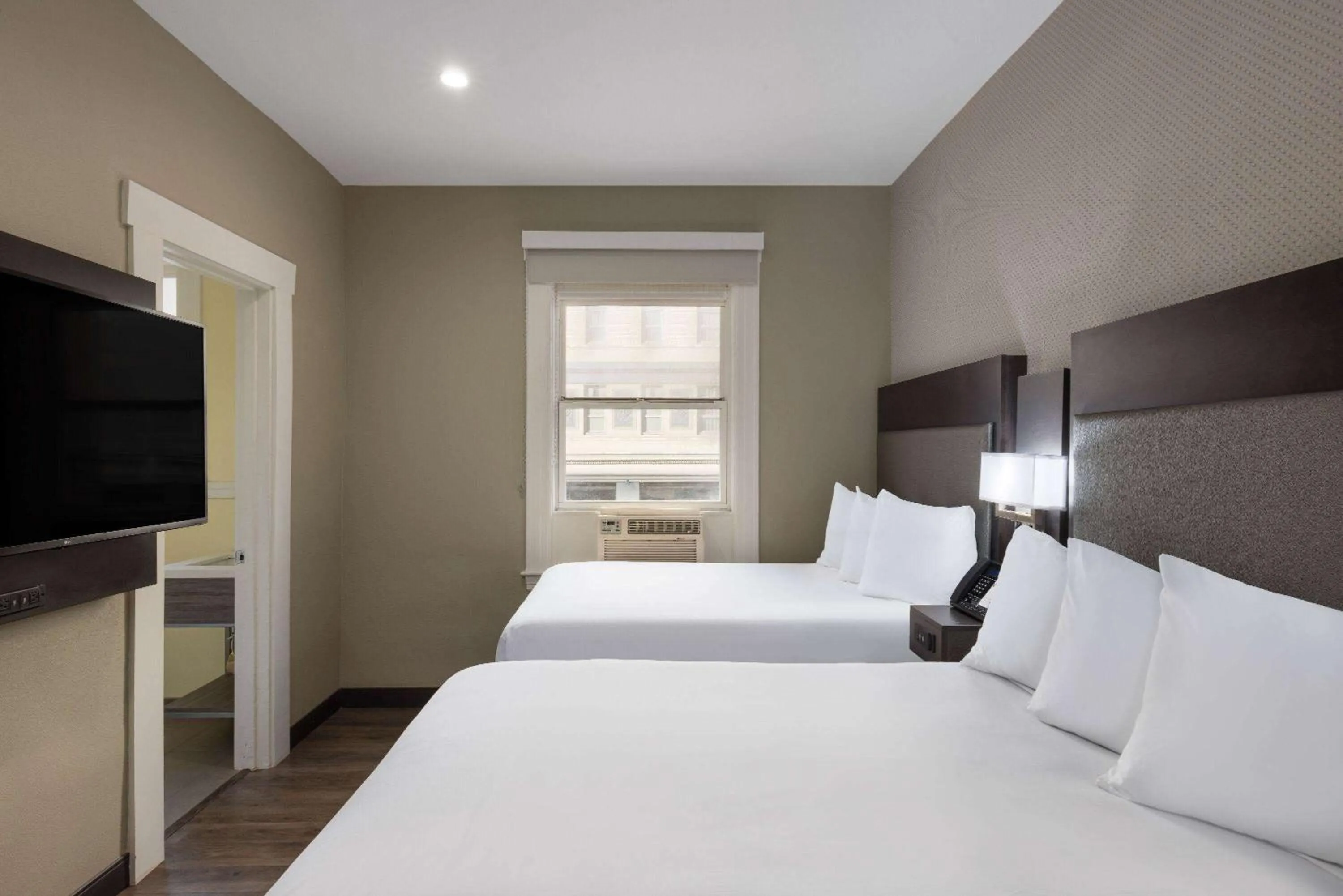 Photo of the whole room, Bed in Super 8 by Wyndham San Francisco/Union Square Area