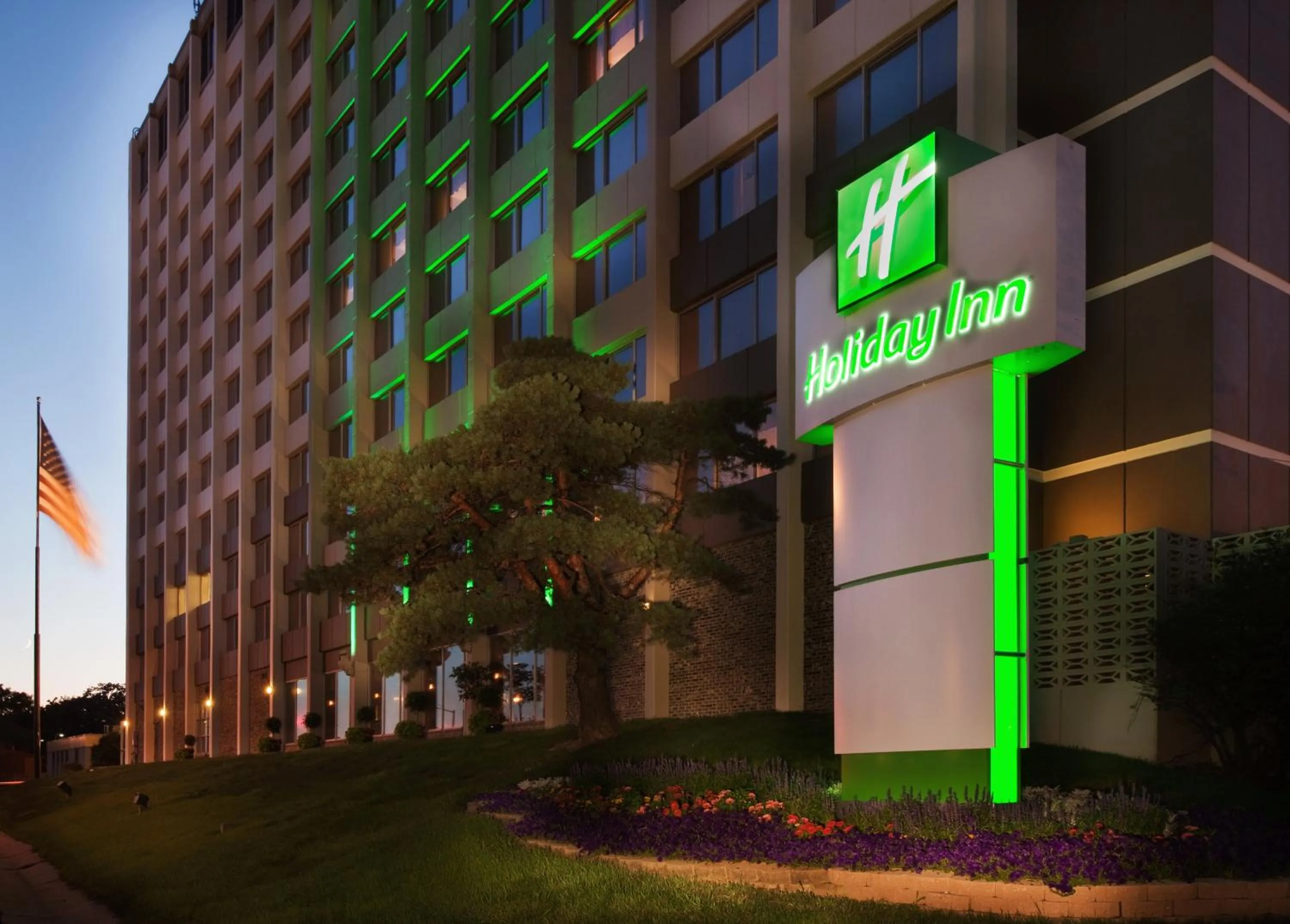 Property building in Holiday Inn Des Moines-Downtown-Mercy Campus by IHG