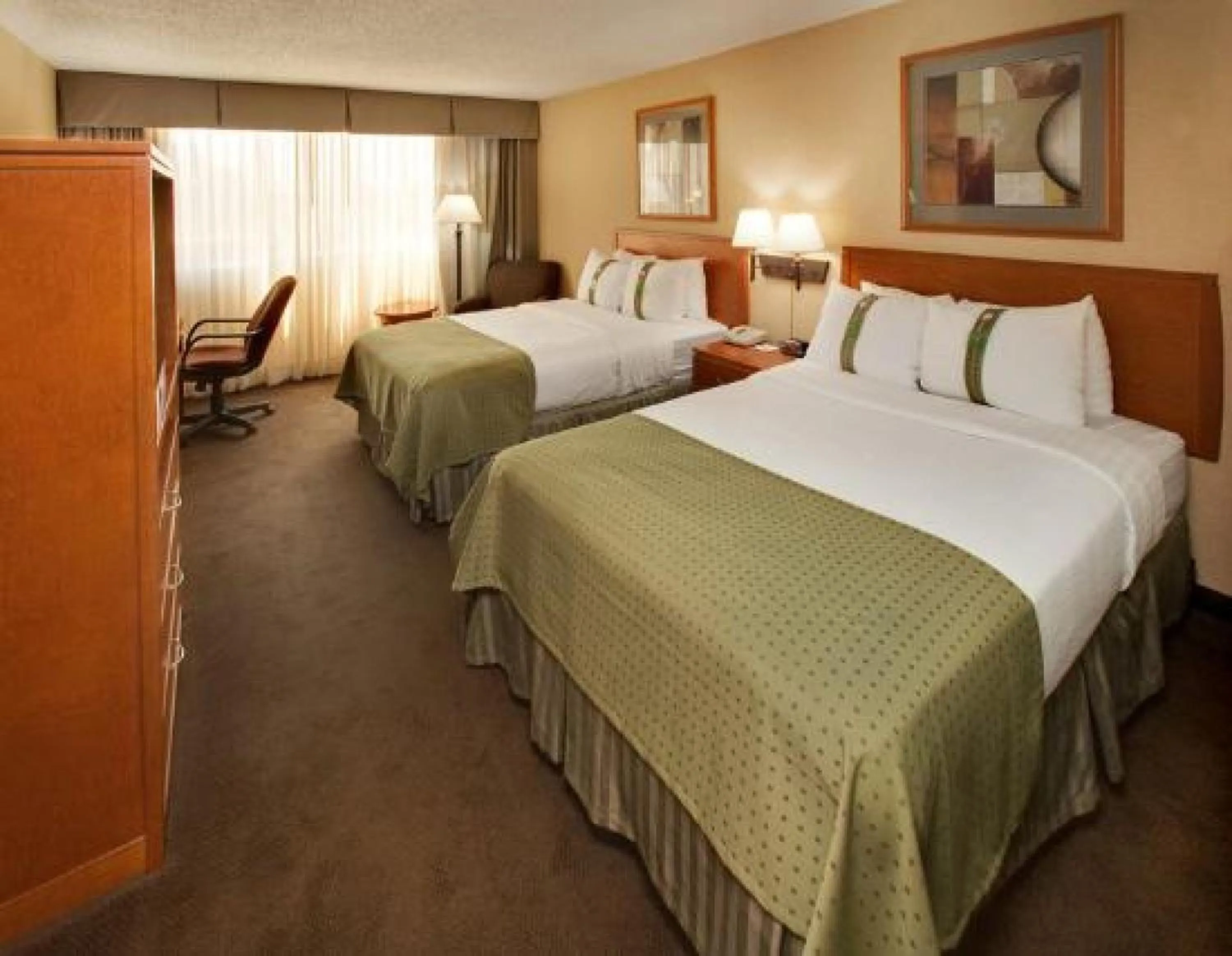 Photo of the whole room, Bed in Holiday Inn Des Moines-Downtown-Mercy Campus by IHG