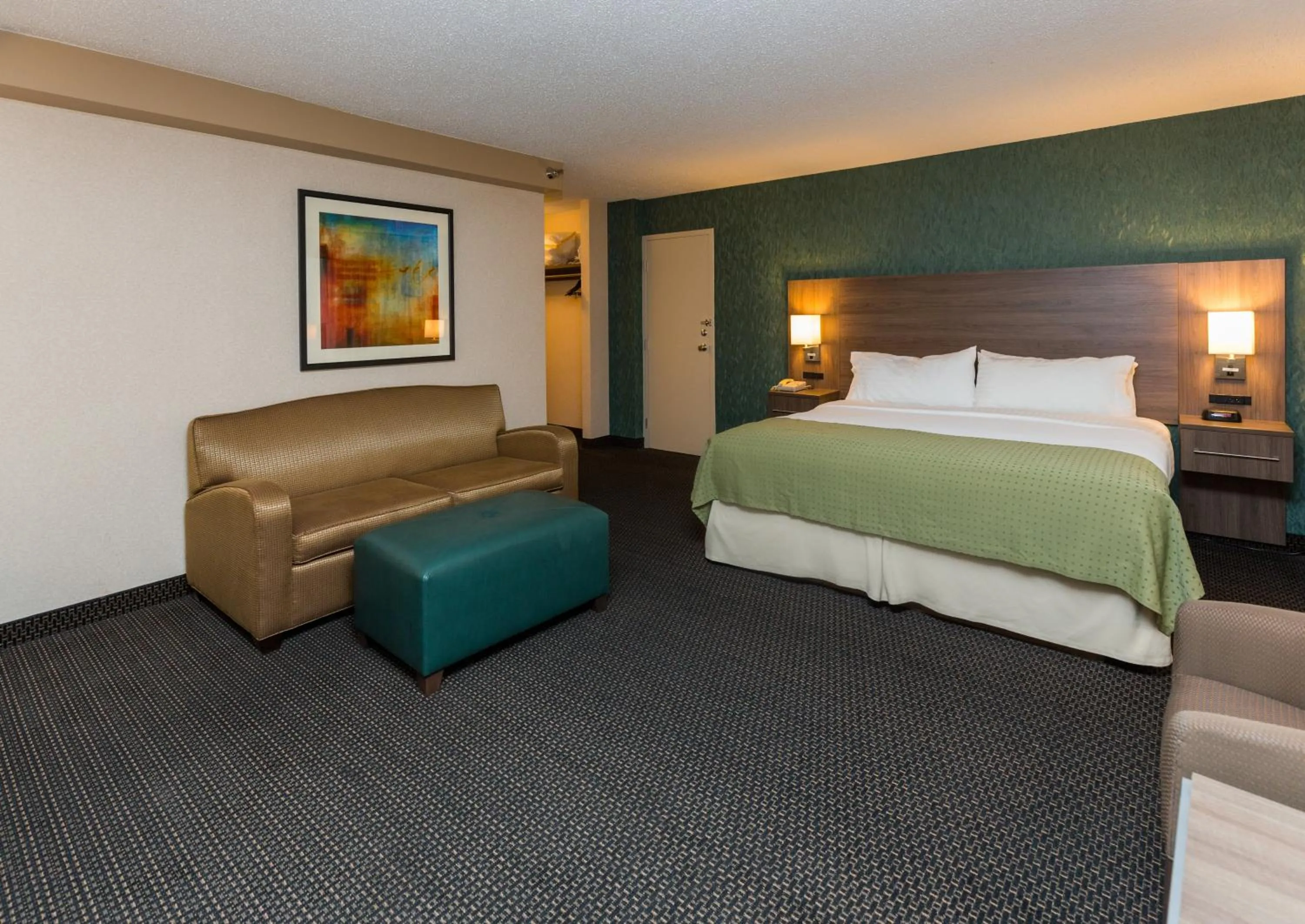 Photo of the whole room, Bed in Holiday Inn Des Moines-Downtown-Mercy Campus by IHG