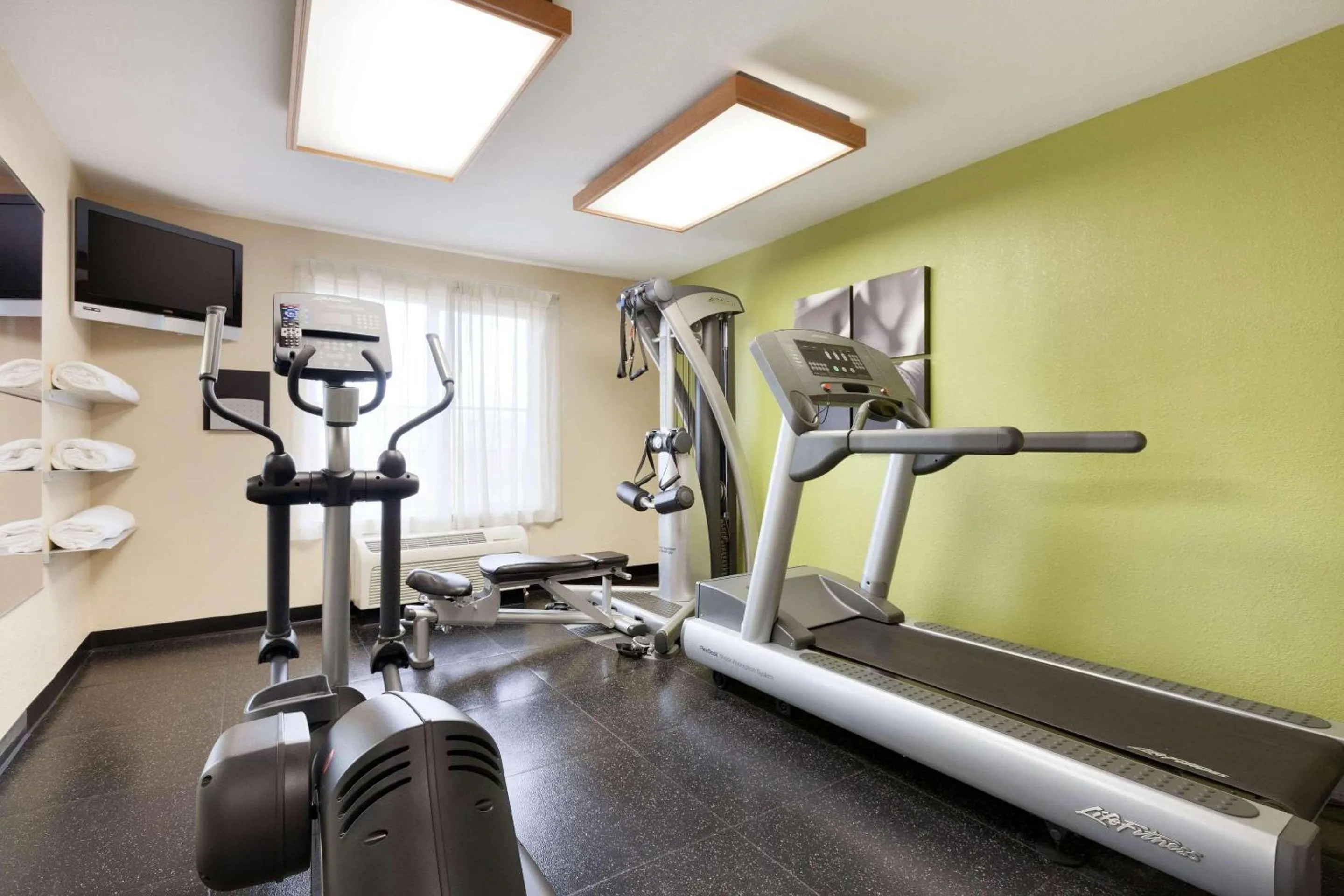 Fitness centre/facilities in Country Inn & Suites by Radisson, San Carlos, CA