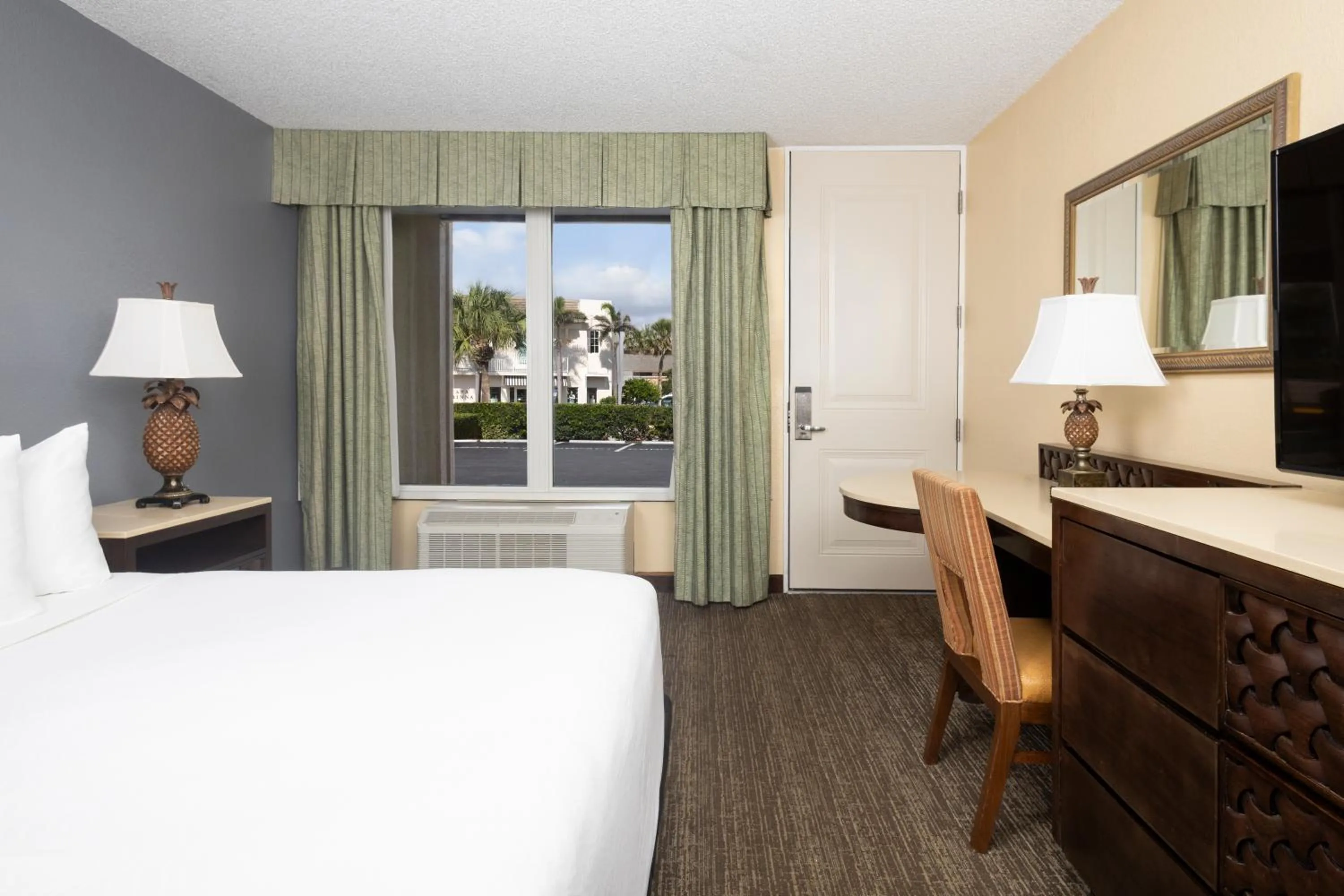 Bed in Ocean Breeze Inn Vero Beach