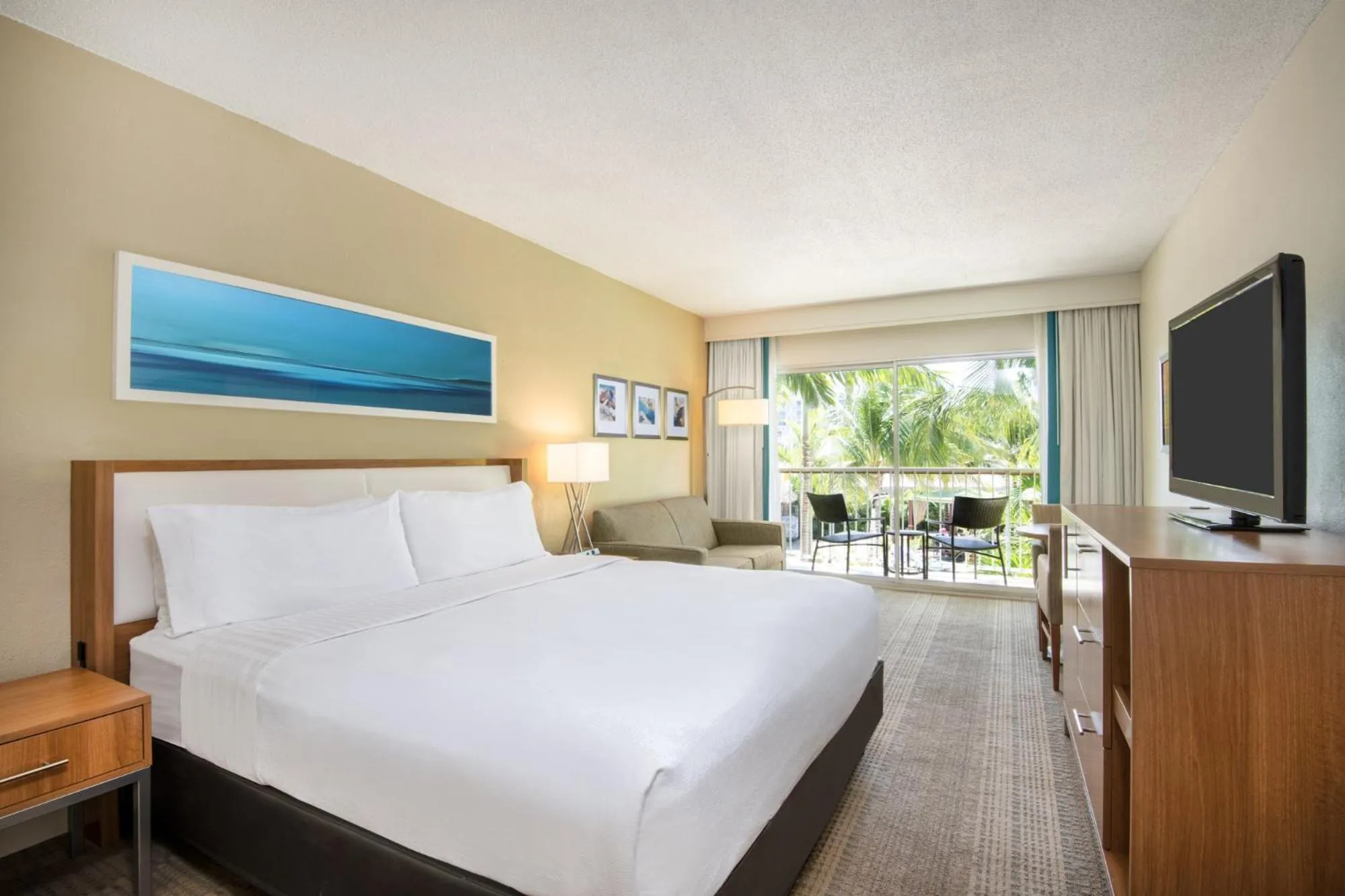 Bedroom, Bed in Holiday Inn Resort Aruba - Beach Resort & Casino by IHG