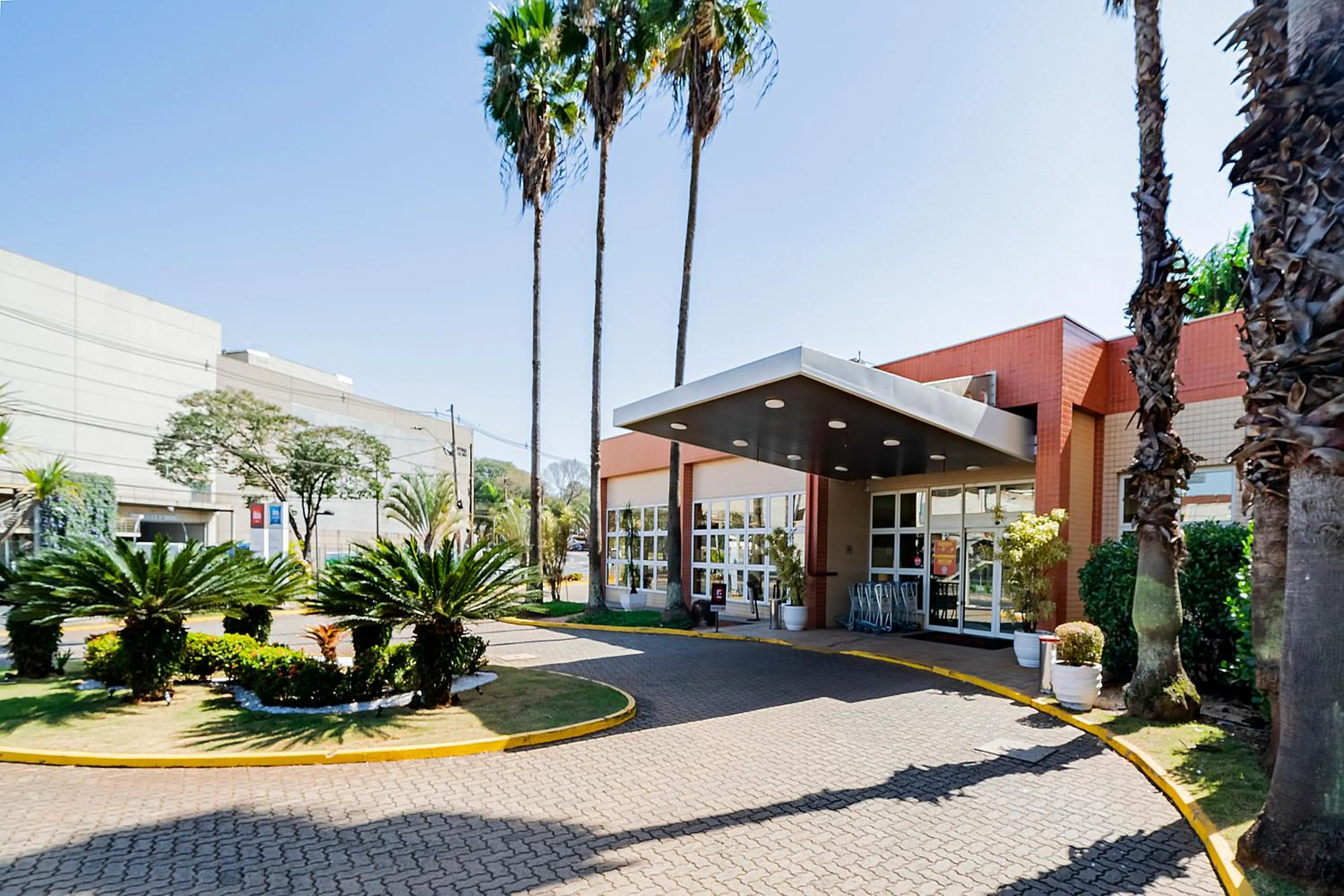 Facade/entrance in ibis Piracicaba