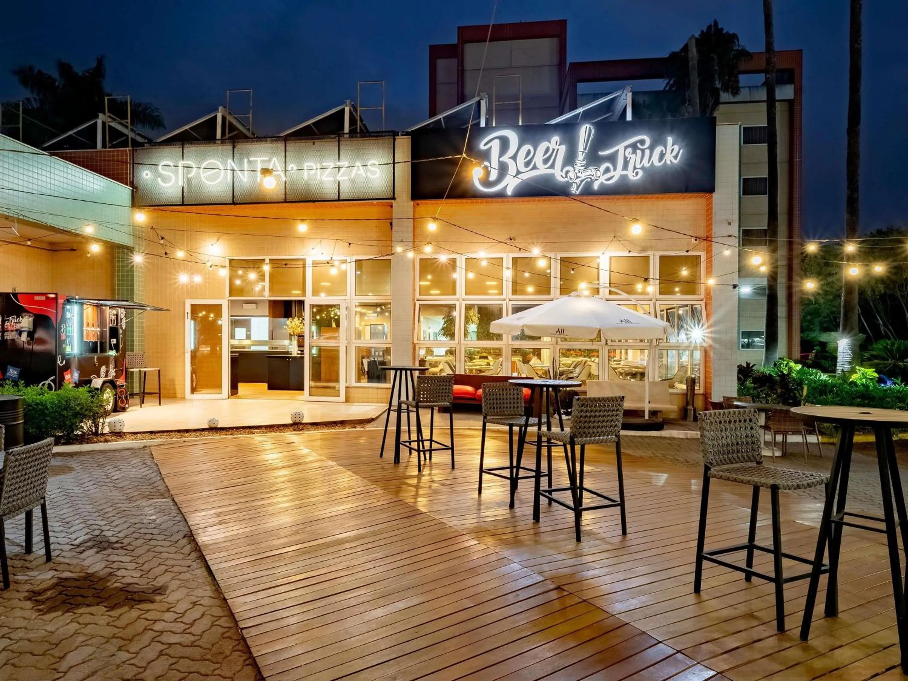 Lounge or bar in ibis Piracicaba